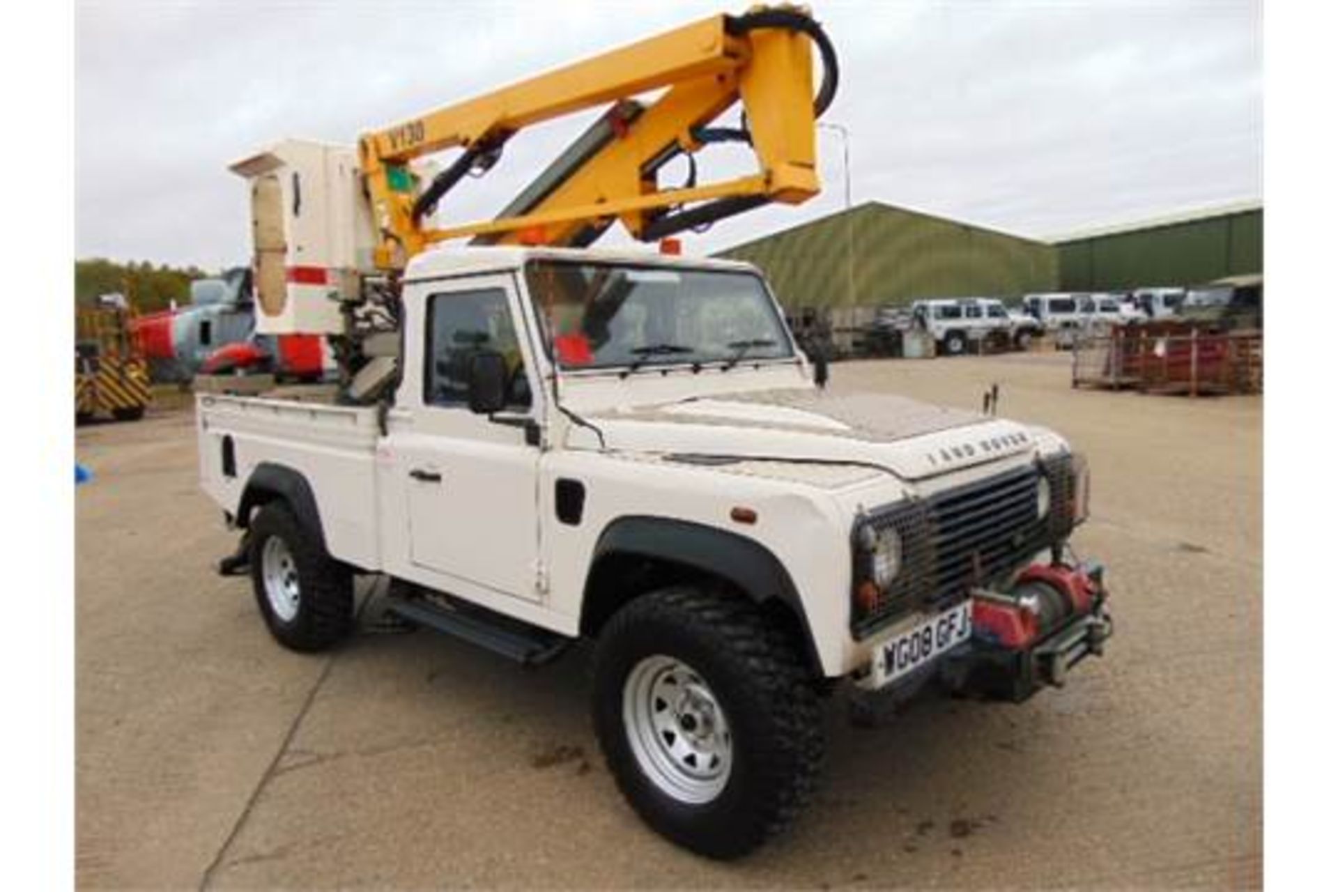 Land Rover Defender 110 High Capacity Cherry Picker - Bild 4 aus 34