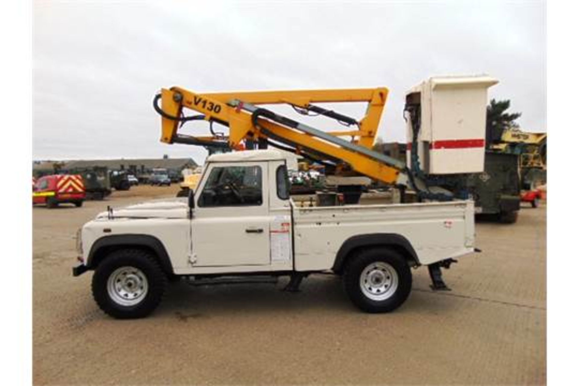 Land Rover Defender 110 High Capacity Cherry Picker - Bild 7 aus 34