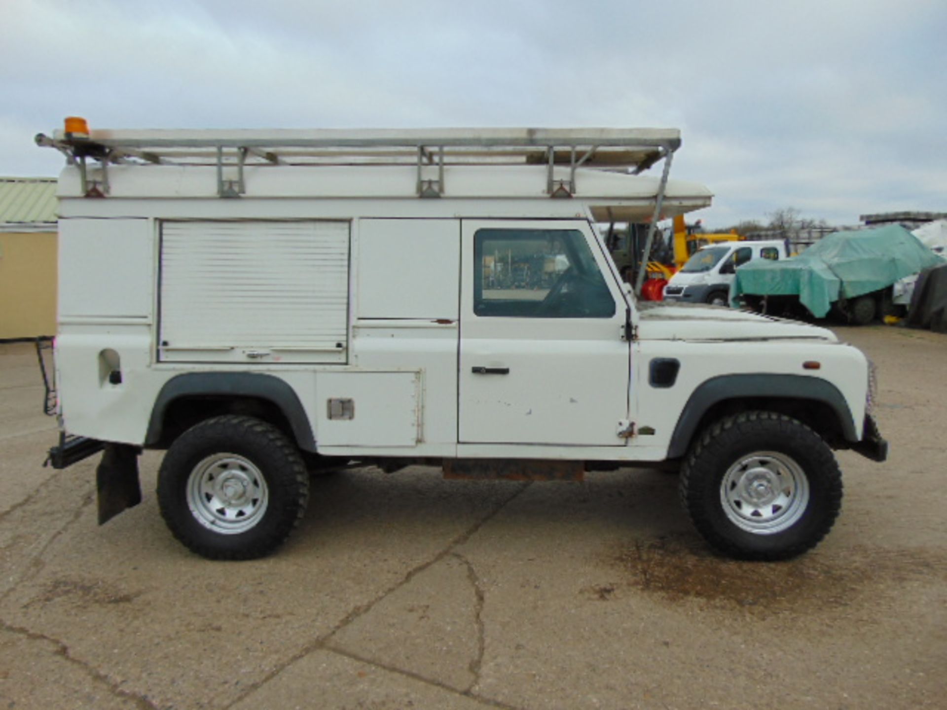 Land Rover Defender 110 Puma Hardtop 4x4 Special Utility (Mobile Workshop) complete with Winch - Bild 5 aus 22