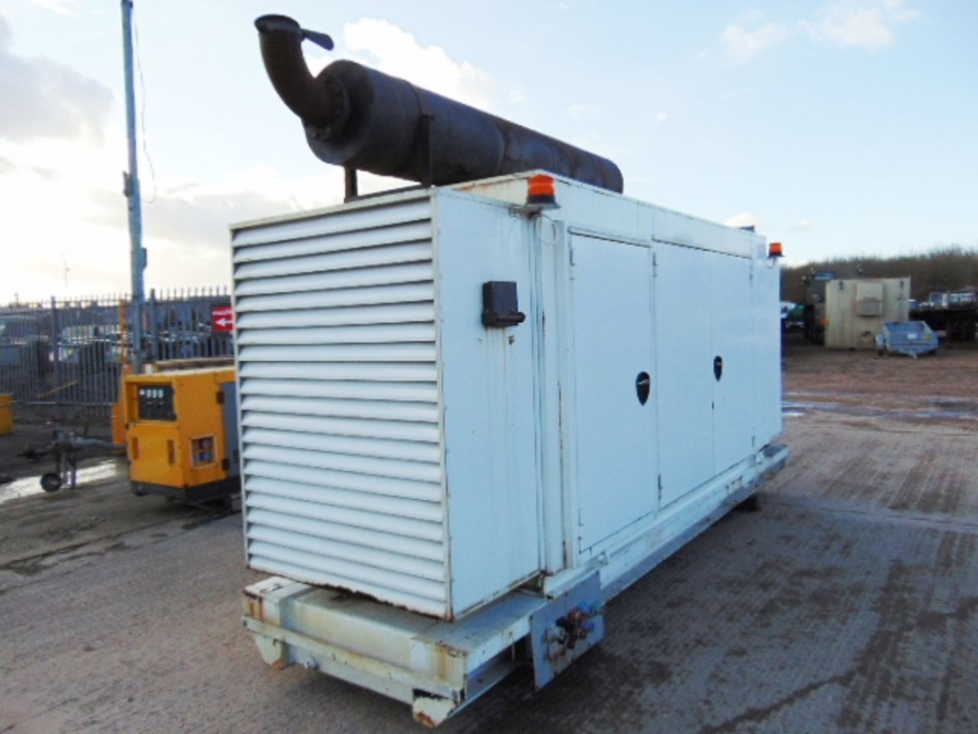 Newage Stamford 375KVA Perkins 2000 Series 3 Phase Containerised Silent Diesel Generator - Image 13 of 20