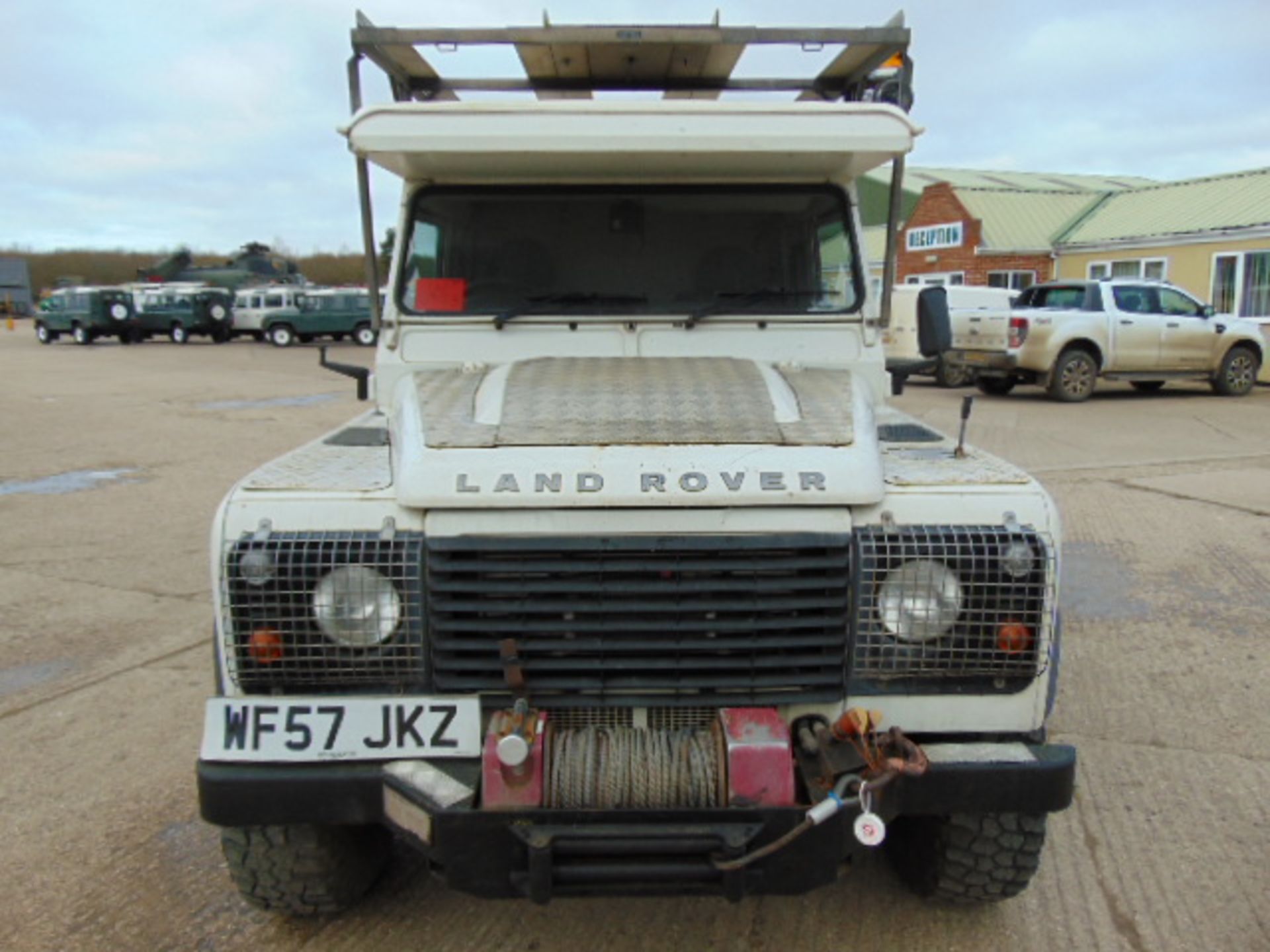 Land Rover Defender 110 Puma Hardtop 4x4 Special Utility (Mobile Workshop) complete with Winch - Bild 2 aus 22