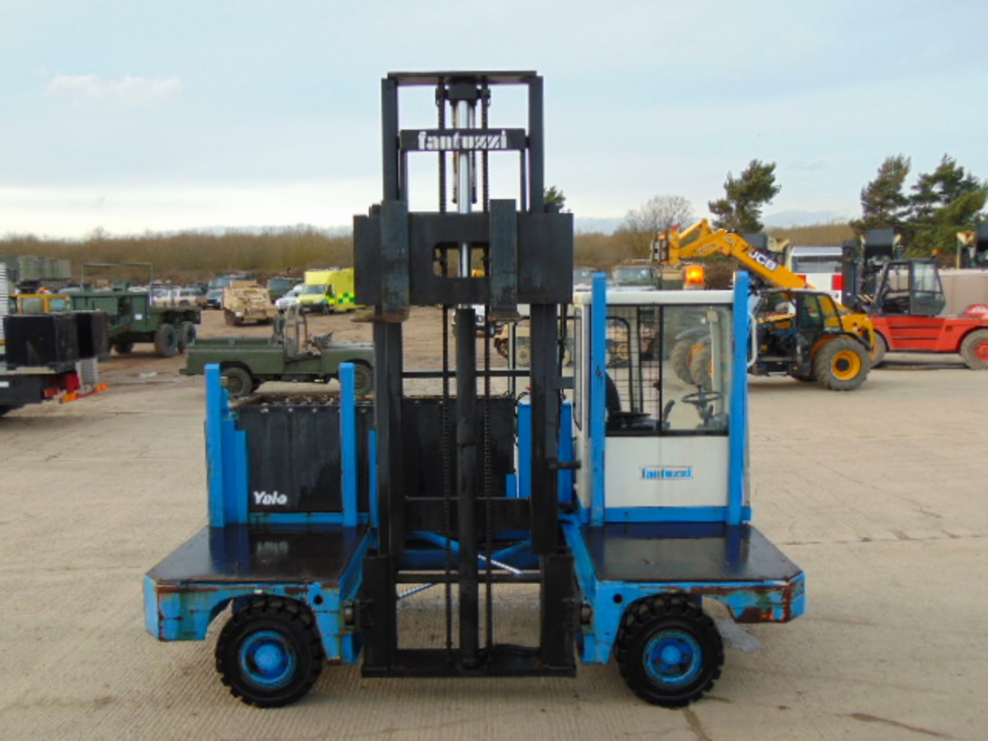 FANTUZZI SF40E 4000kg Sideloader Electric Forklift ONLY 301 hours! - Image 5 of 24