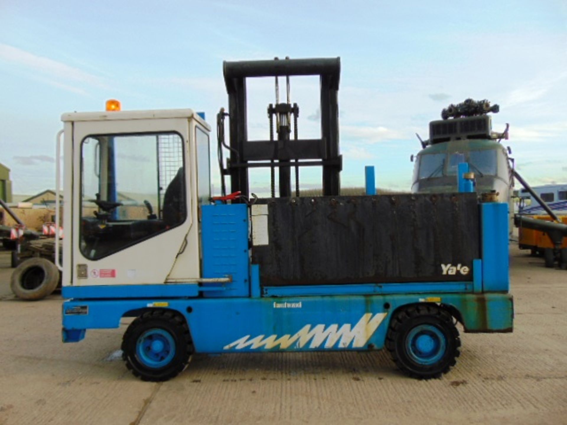 FANTUZZI SF40E 4000kg Sideloader Electric Forklift ONLY 301 hours! - Image 16 of 24