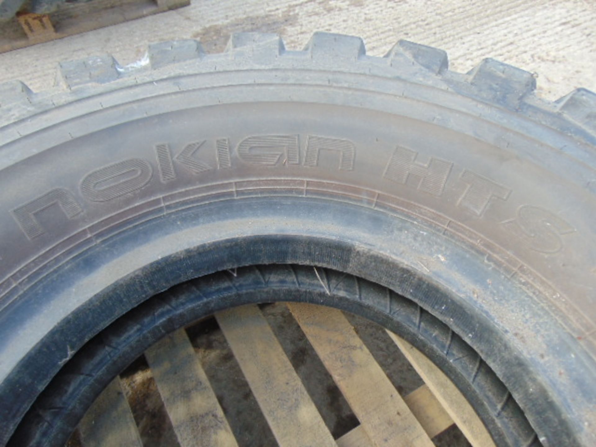 1 x Nokian HTS 16.00-25 Tyre - Image 4 of 5