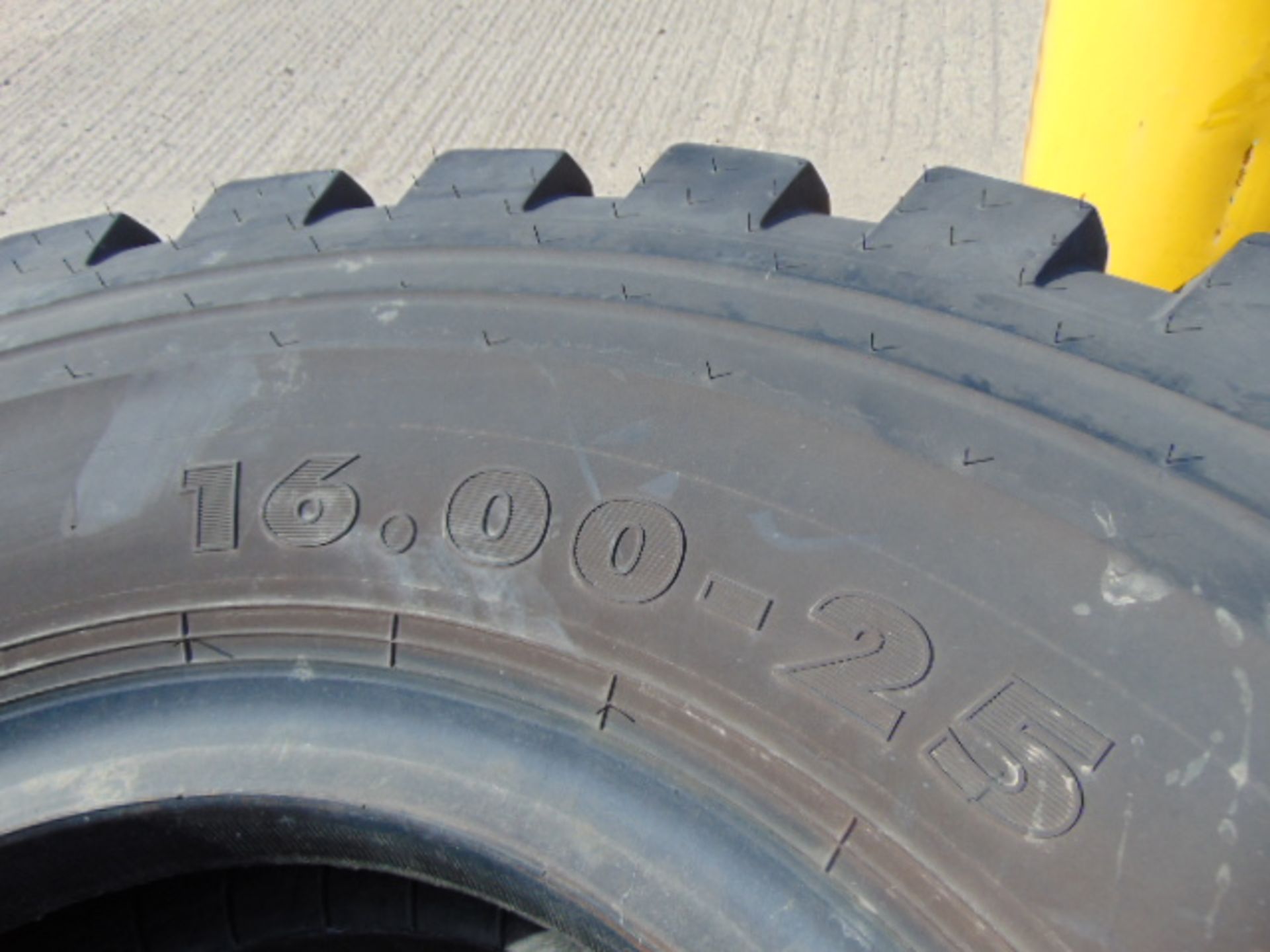 1 x Nokian HTS 16.00-25 Tyre - Image 4 of 4