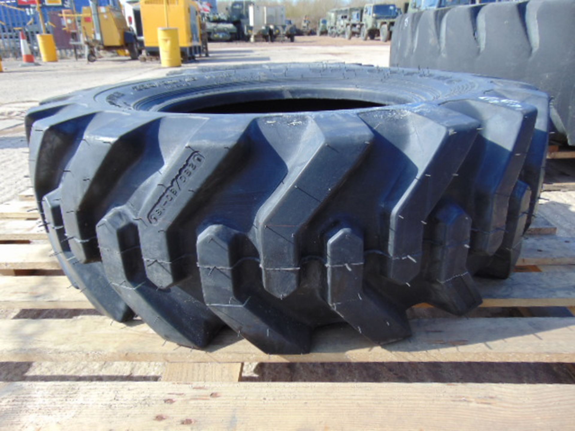 1 x Firestone Super Traction Loader 280/80-18 Tyre - Image 2 of 6