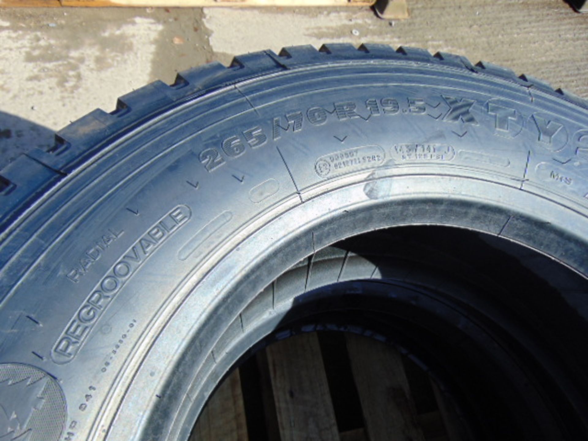 2 x Michelin XTY 2 265/70 R19.5 Tyres - Image 5 of 6