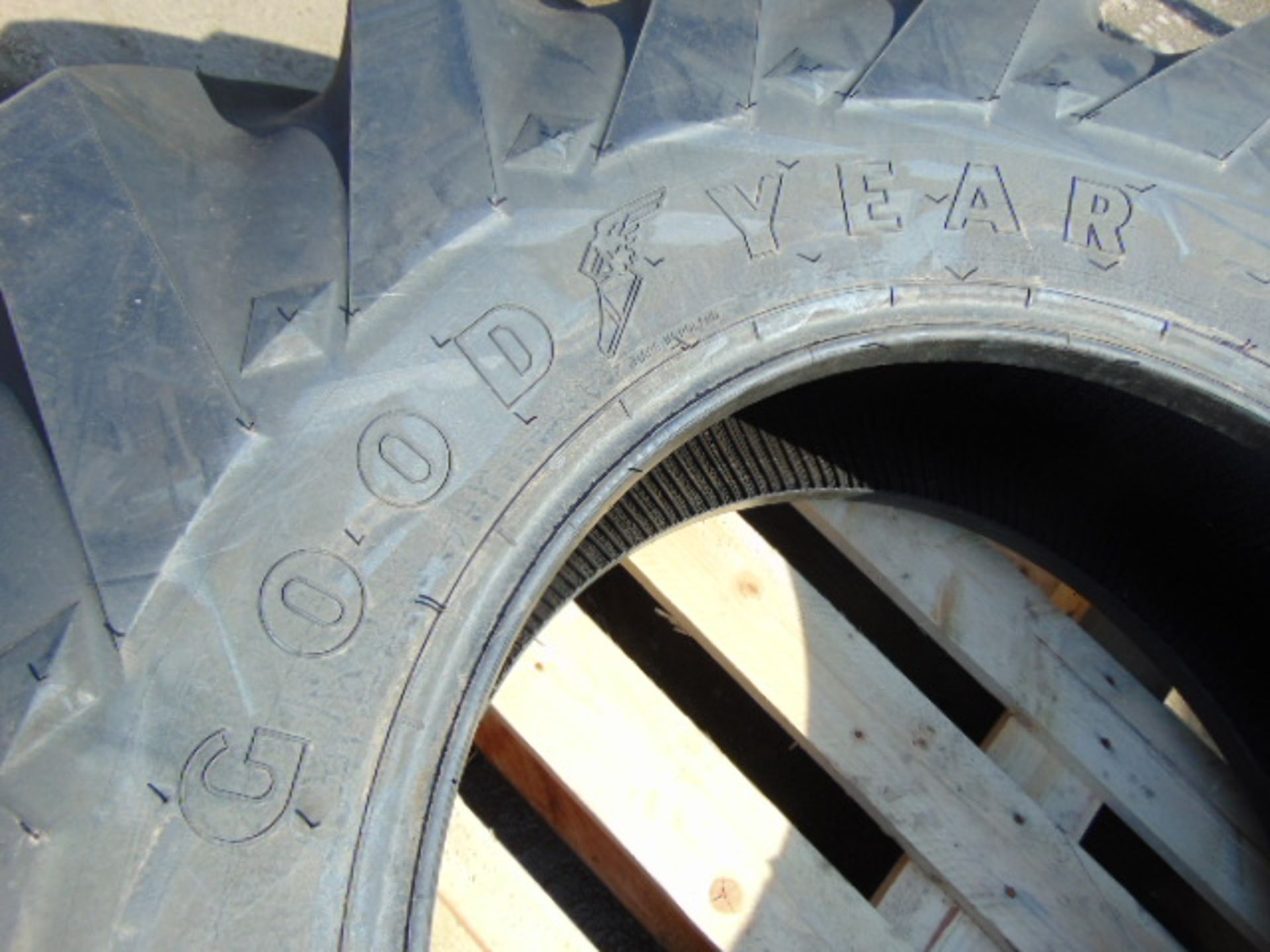 1 x Goodyear Sure Grip 15.5/80-24 Tyre - Image 4 of 6