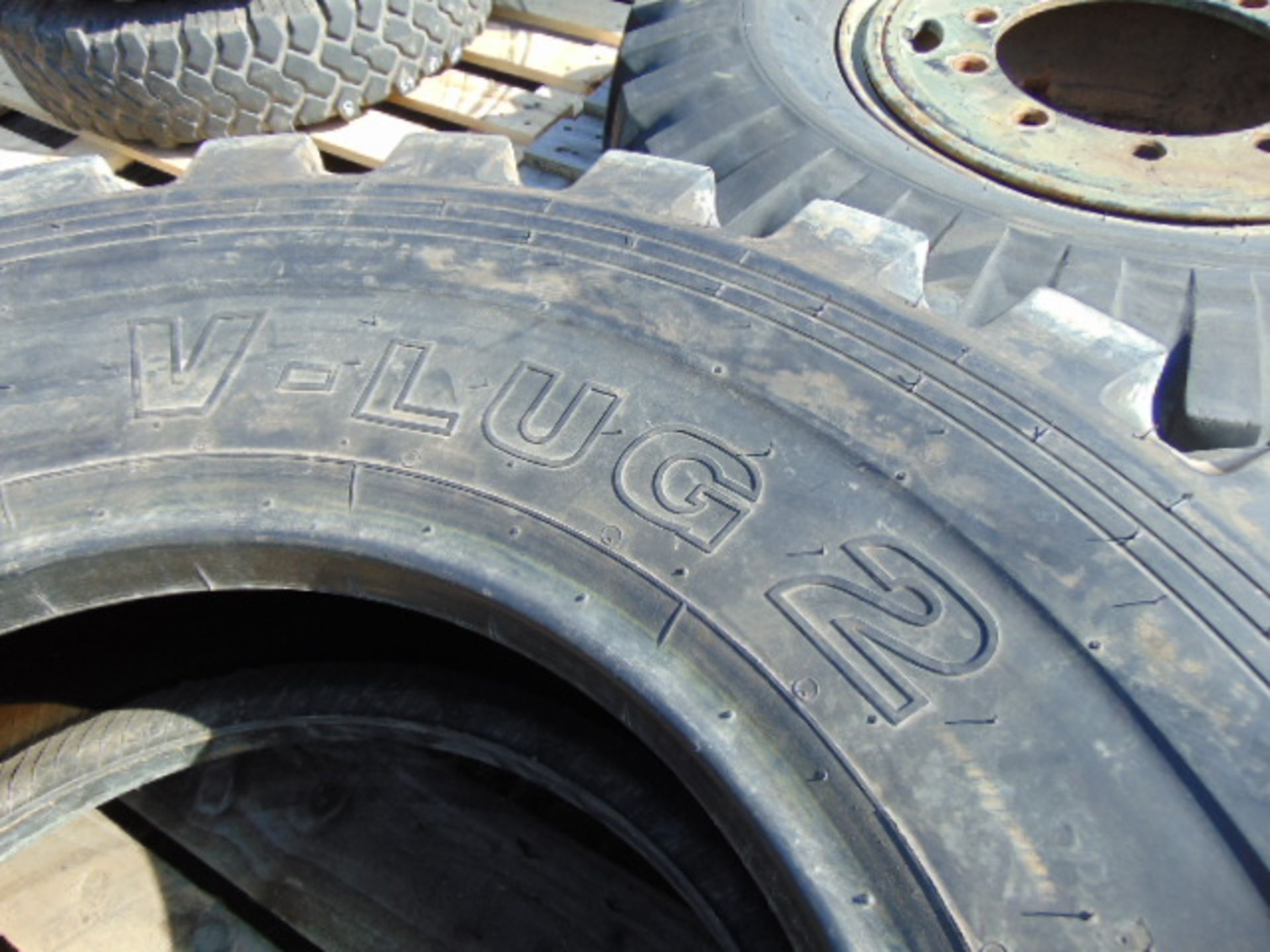 1 x Bridgestone V-Lug 2 17.5-25 Tyre - Image 5 of 6