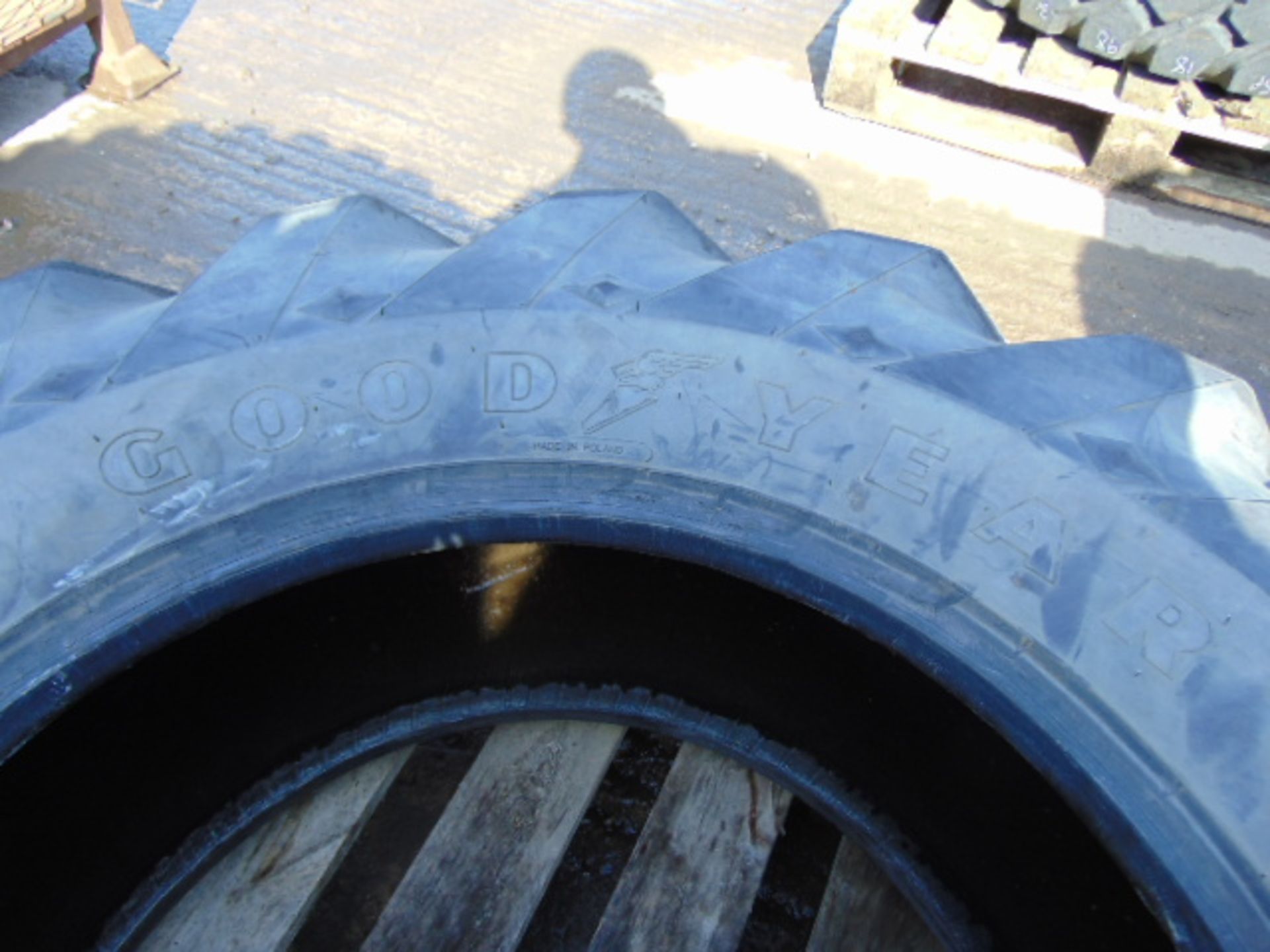 1 x Goodyear Sure Grip 15.5/80-24 Tyre - Image 3 of 5