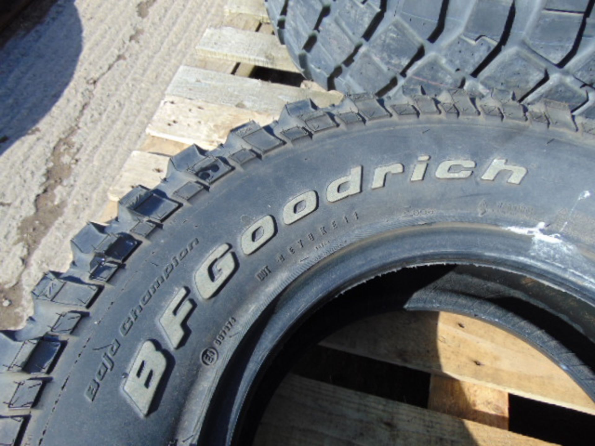 1 x BF Goodrich Mud Terrain T/A LT 285/75 R16 Tyre - Image 4 of 6