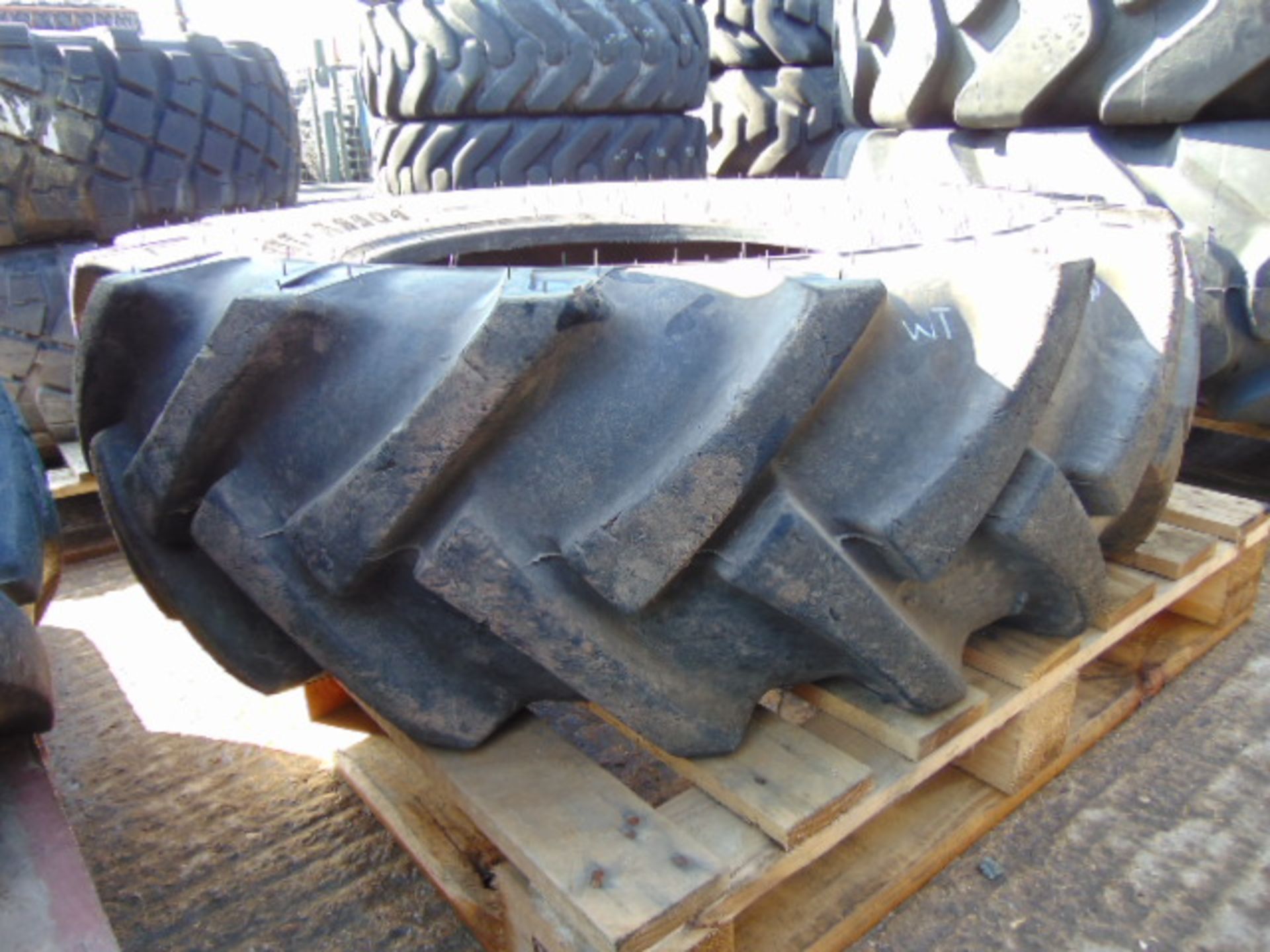 1 x BKT Implement AS504 15.5/80-24 Tyre - Image 2 of 5