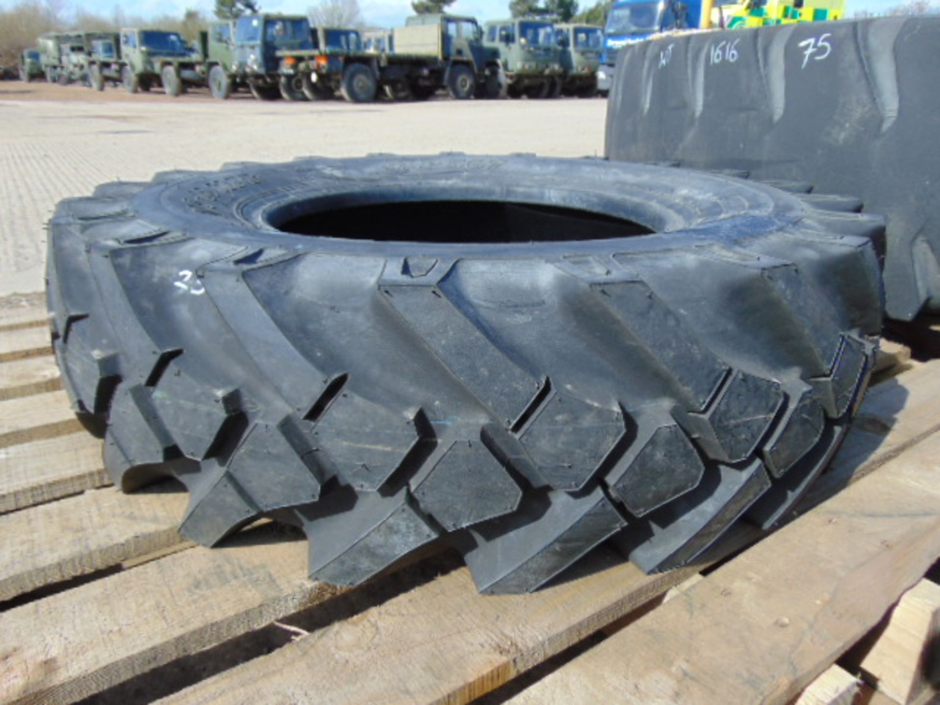 1 x BKT MP567 10.5/18 MPT Tyre - Image 2 of 6