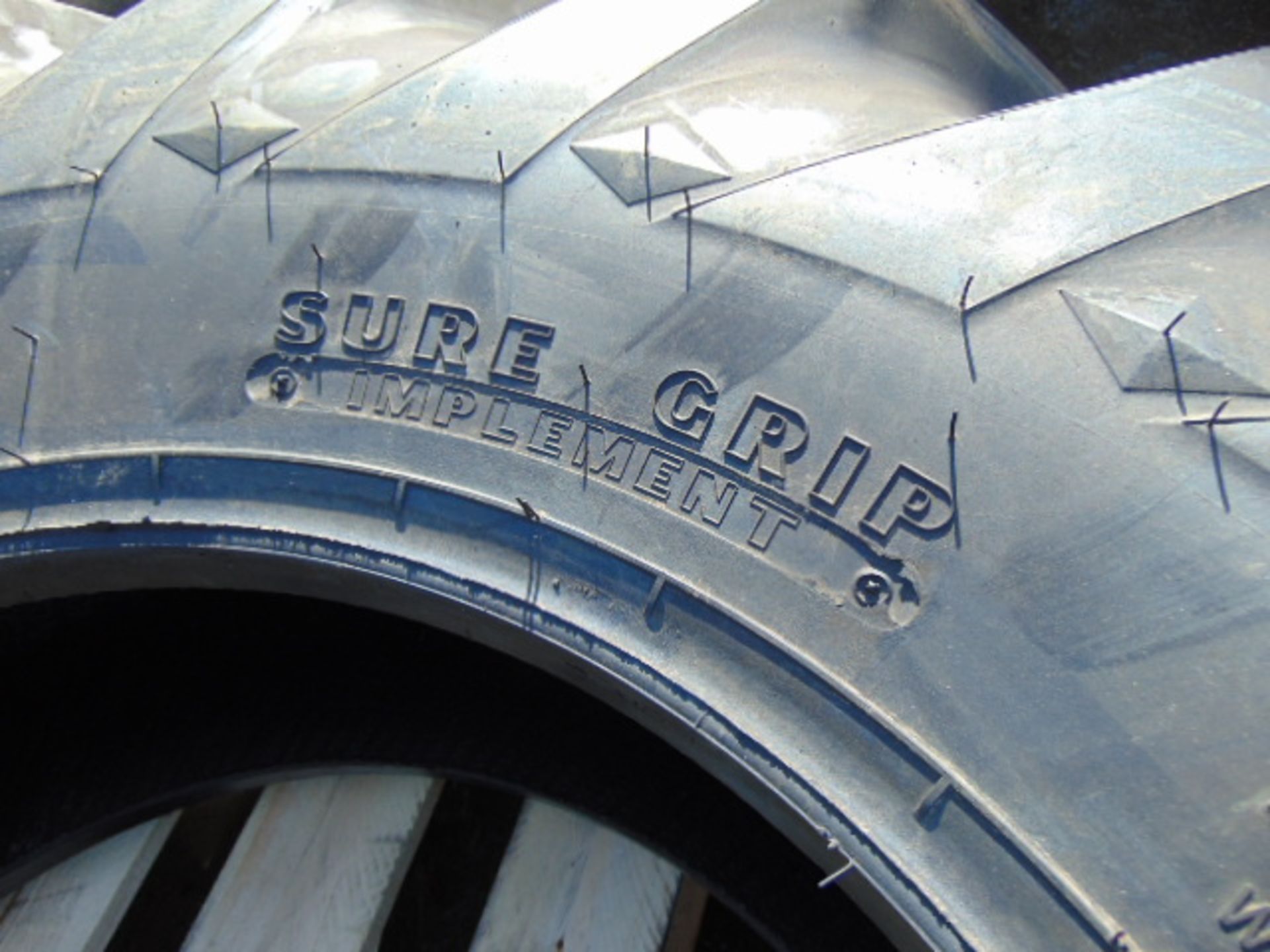 1 x Goodyear Sure Grip 15.5/80-24 Tyre - Image 5 of 6