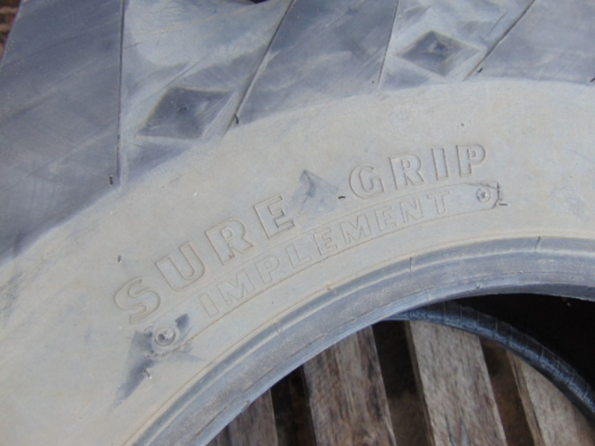 1 x Goodyear Sure Grip 15.5/80-24 Tyre - Image 4 of 5