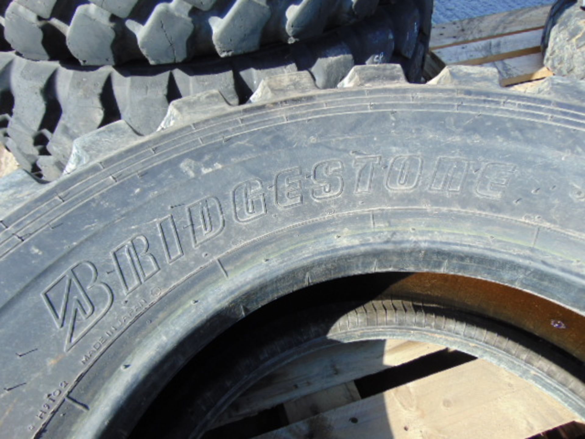 1 x Bridgestone V-Lug 2 17.5-25 Tyre - Image 4 of 6