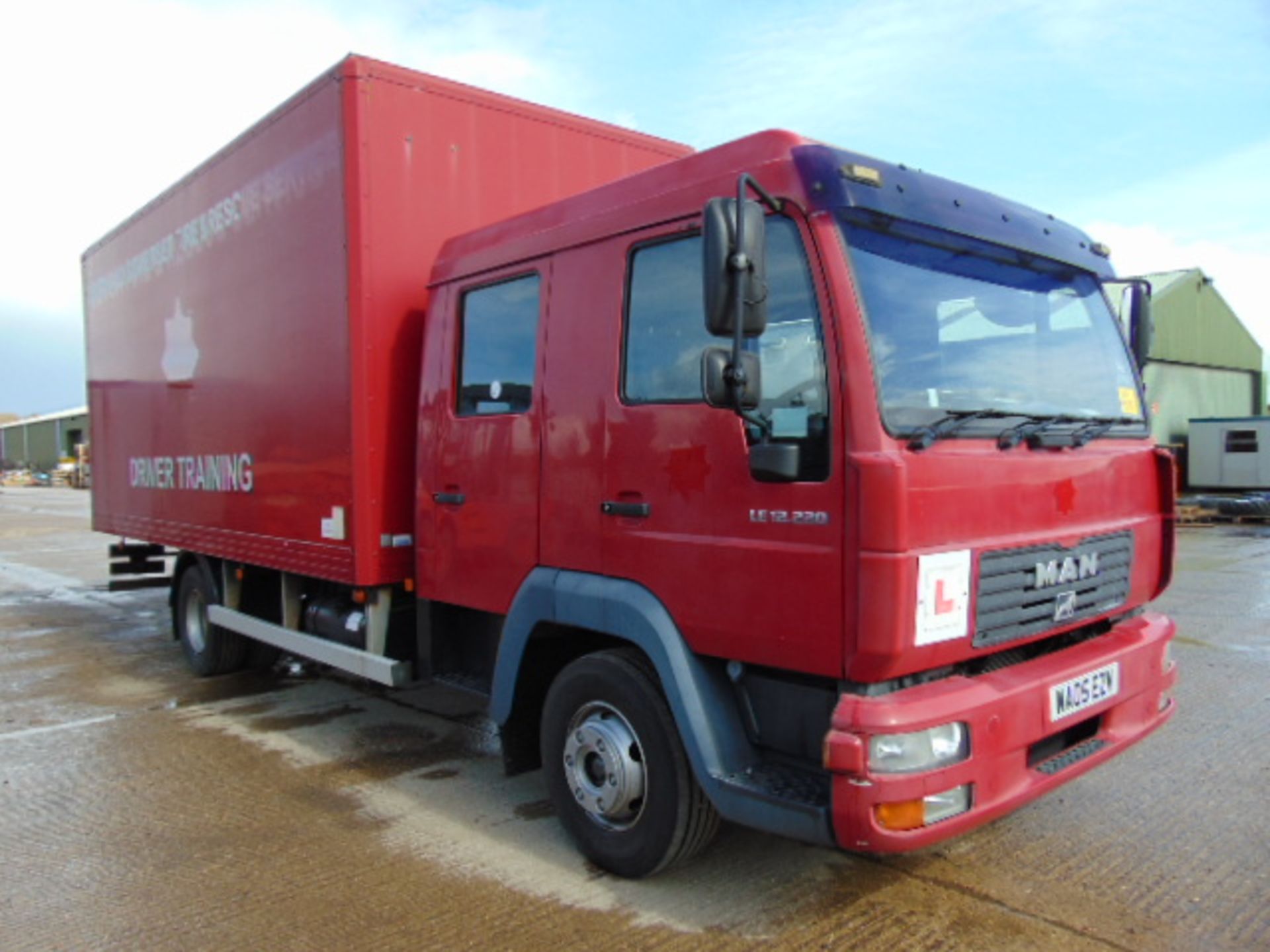 MAN LE12.220 4x2 Box Truck