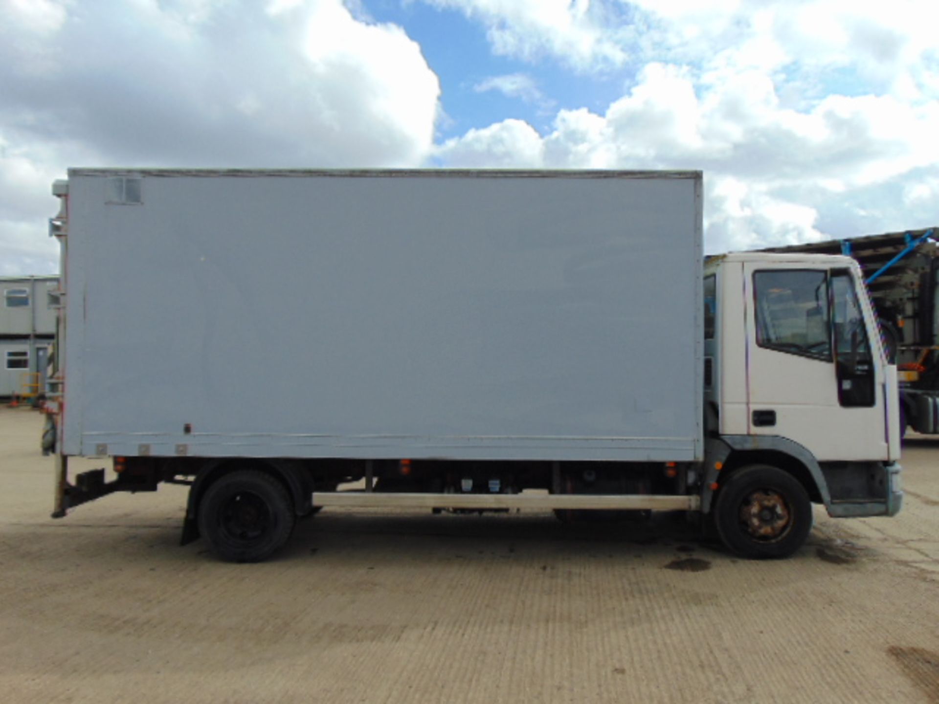 Iveco Cargo 75E15 4x2 Box Truck Complete with Rear Tail Lift - Image 5 of 21