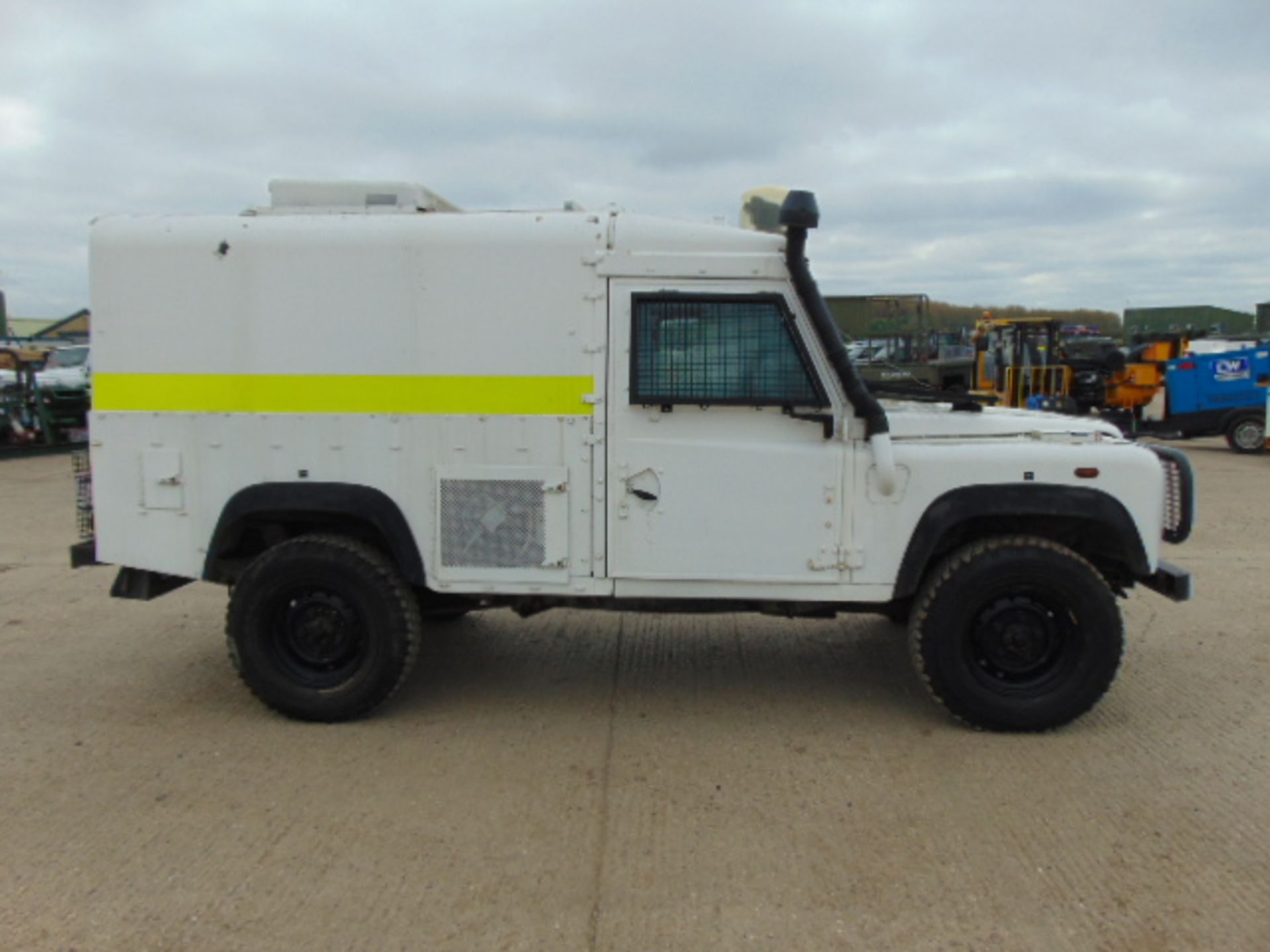 Land Rover Snatch 2A Armoured Defender 110 300TDi - Image 5 of 20