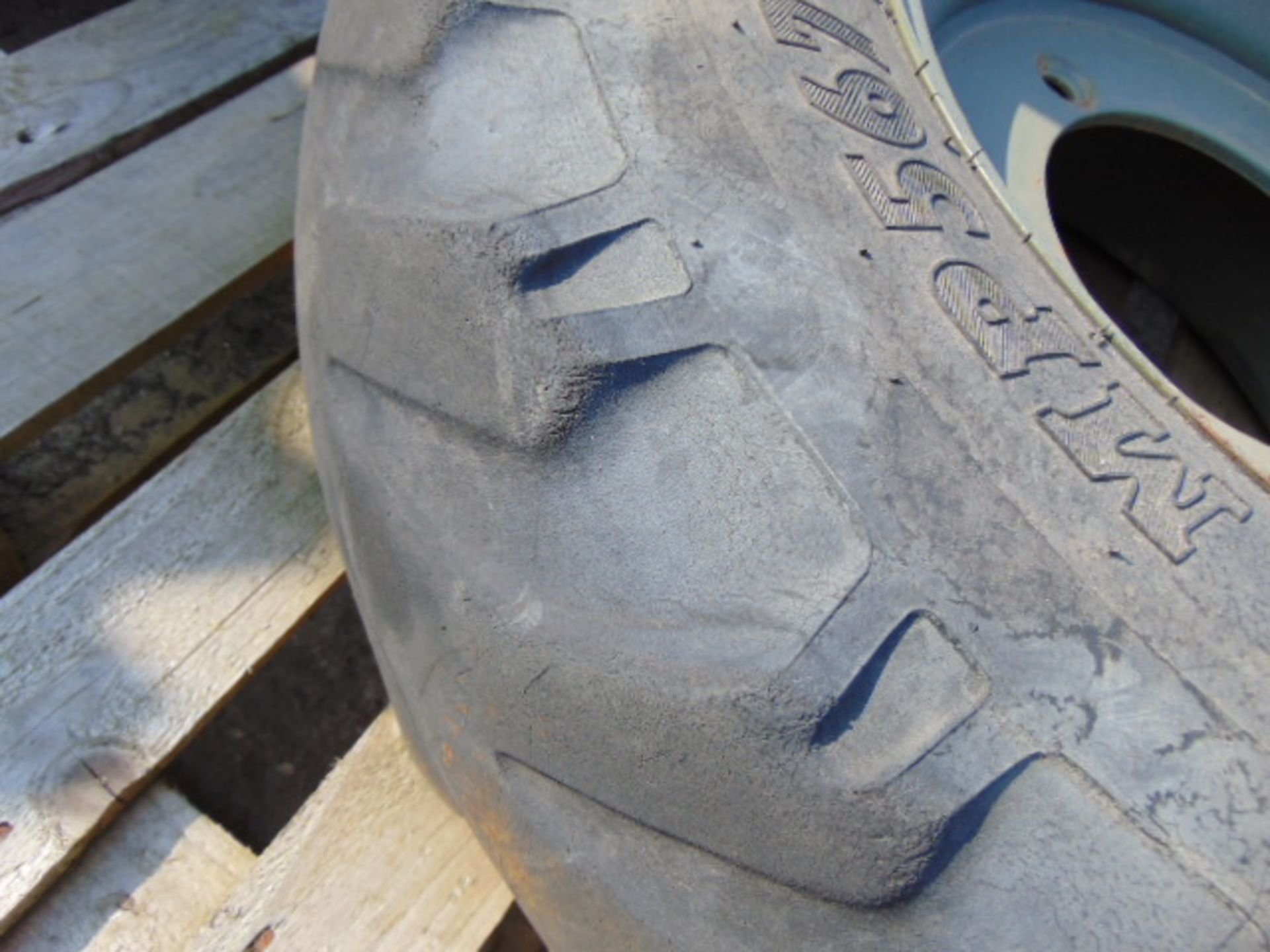 1 x BKT MP567 10.5-18 MPT Tyre complete with 4 stud rim - Image 3 of 6