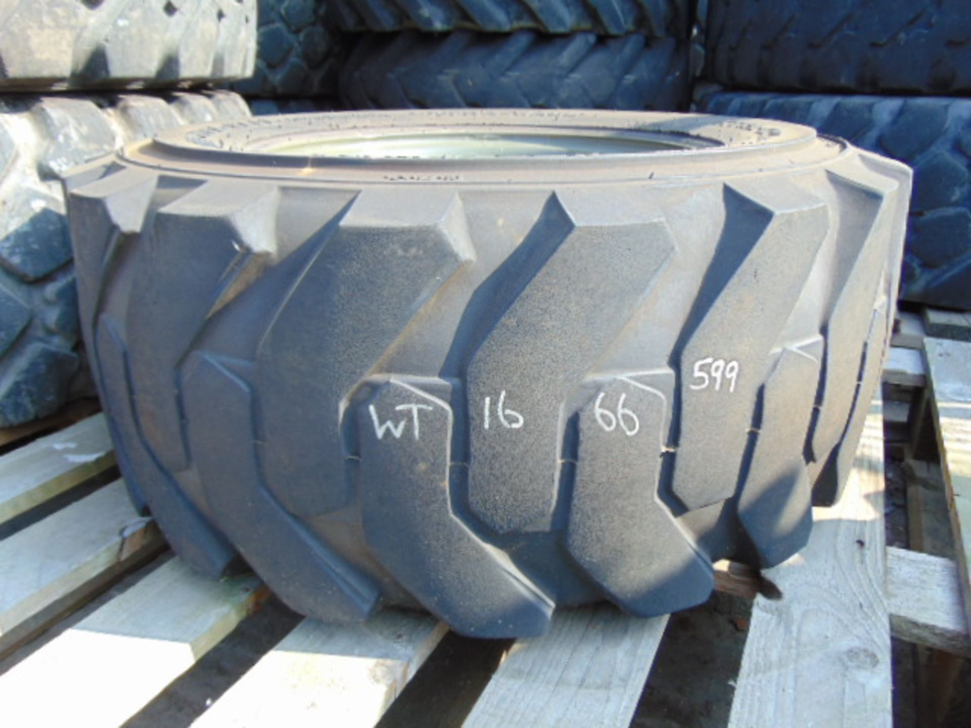 1 x Solideal Xtra-Wall 12-16.5 Tyre with 8 stud rim - Image 2 of 5