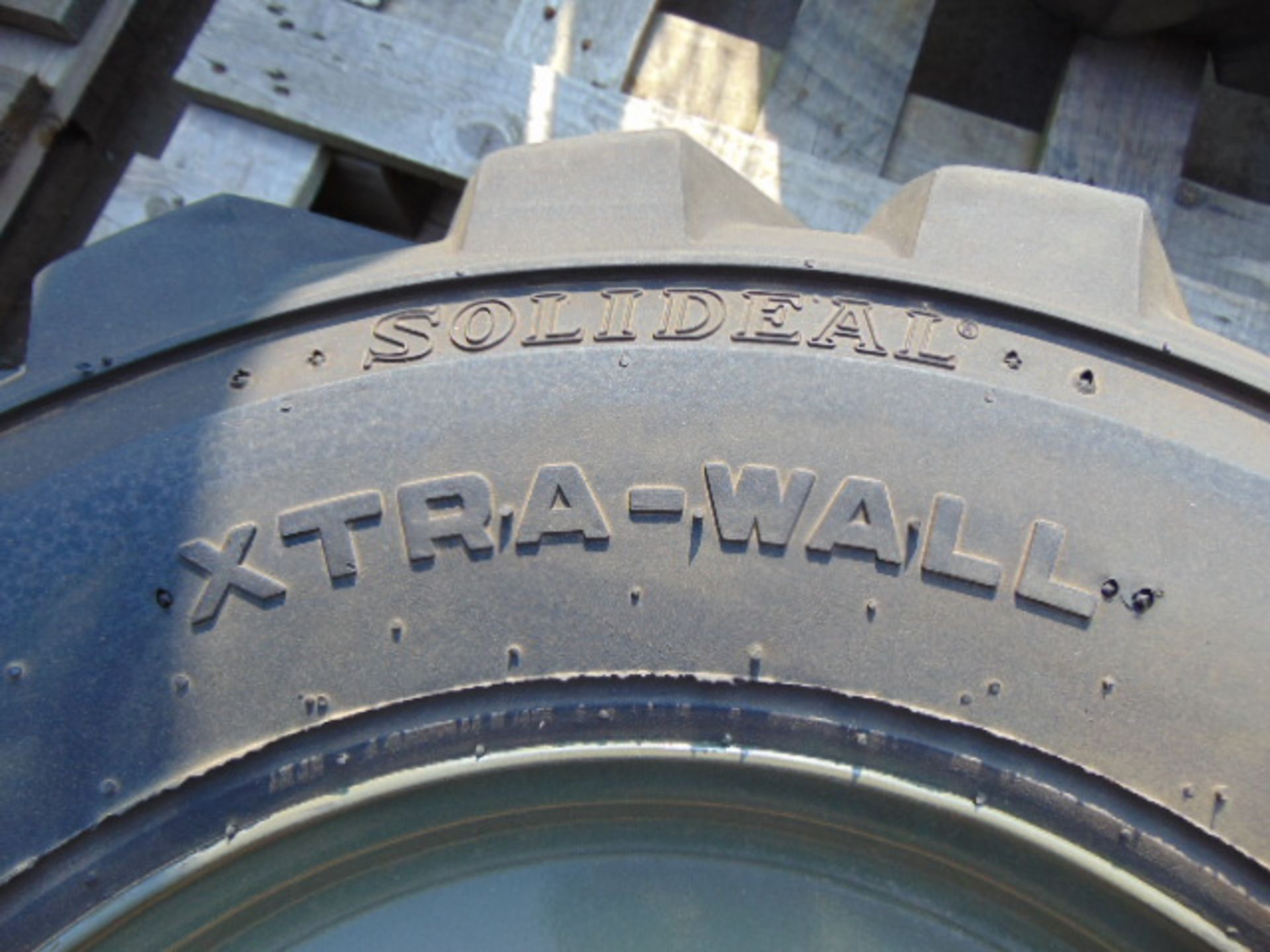 1 x Solideal Xtra-Wall 12-16.5 Tyre with 8 stud rim - Image 4 of 5