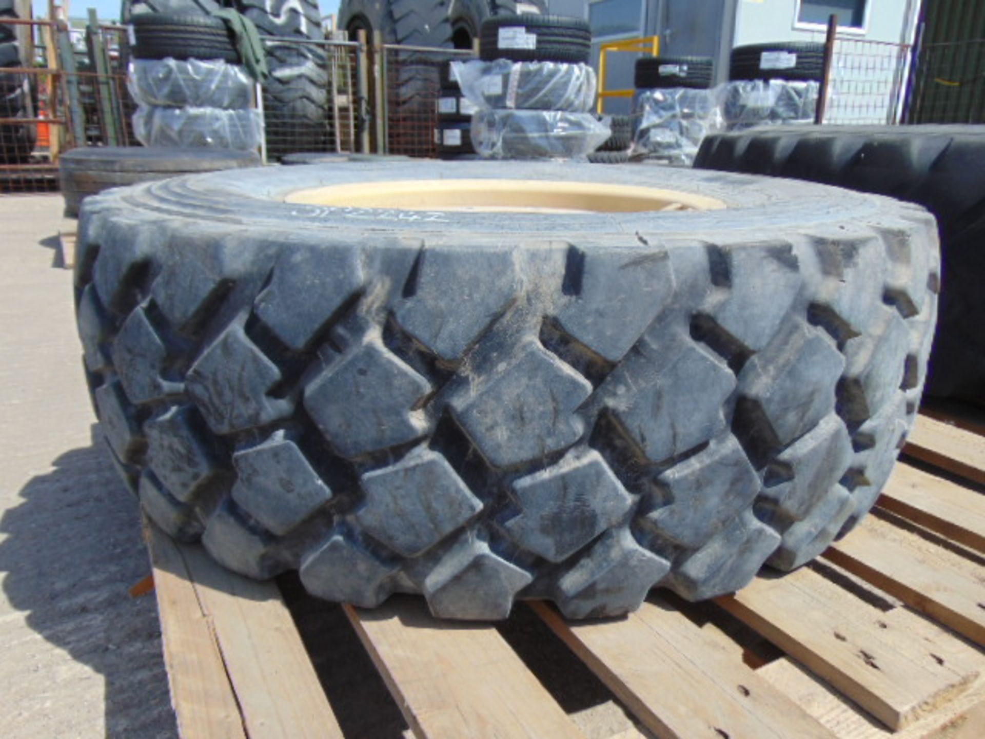 1 x Michelin XZL 335/80 R20 Tyre complete with 10 stud rim - Image 2 of 5