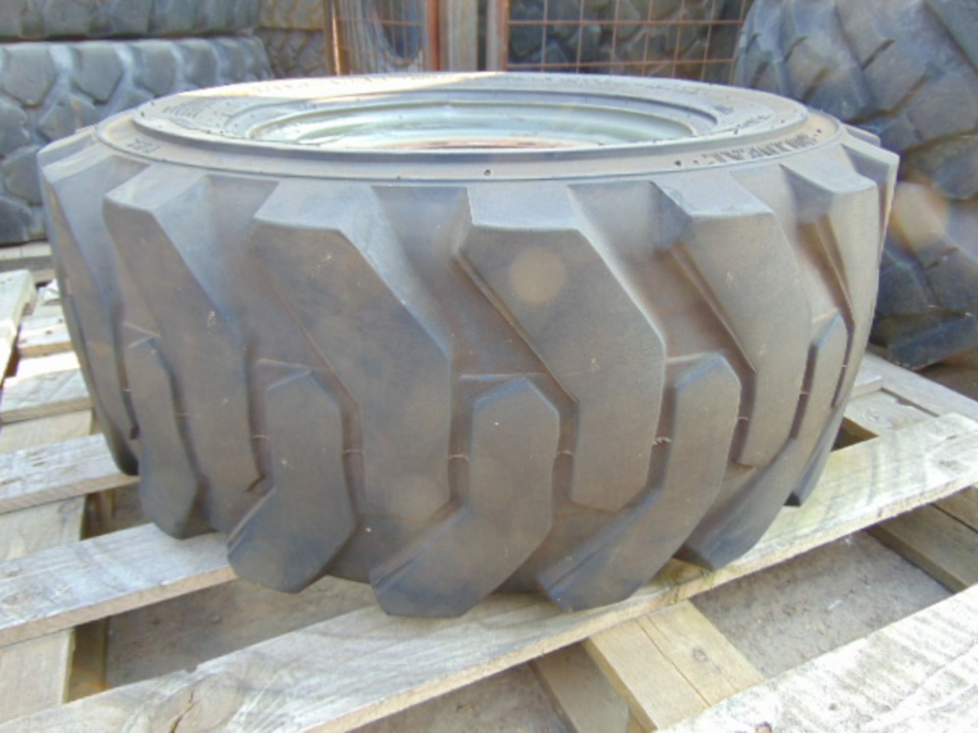 1 x Solideal Xtra-Wall 12-16.5 Tyre with 8 stud rim - Image 2 of 6