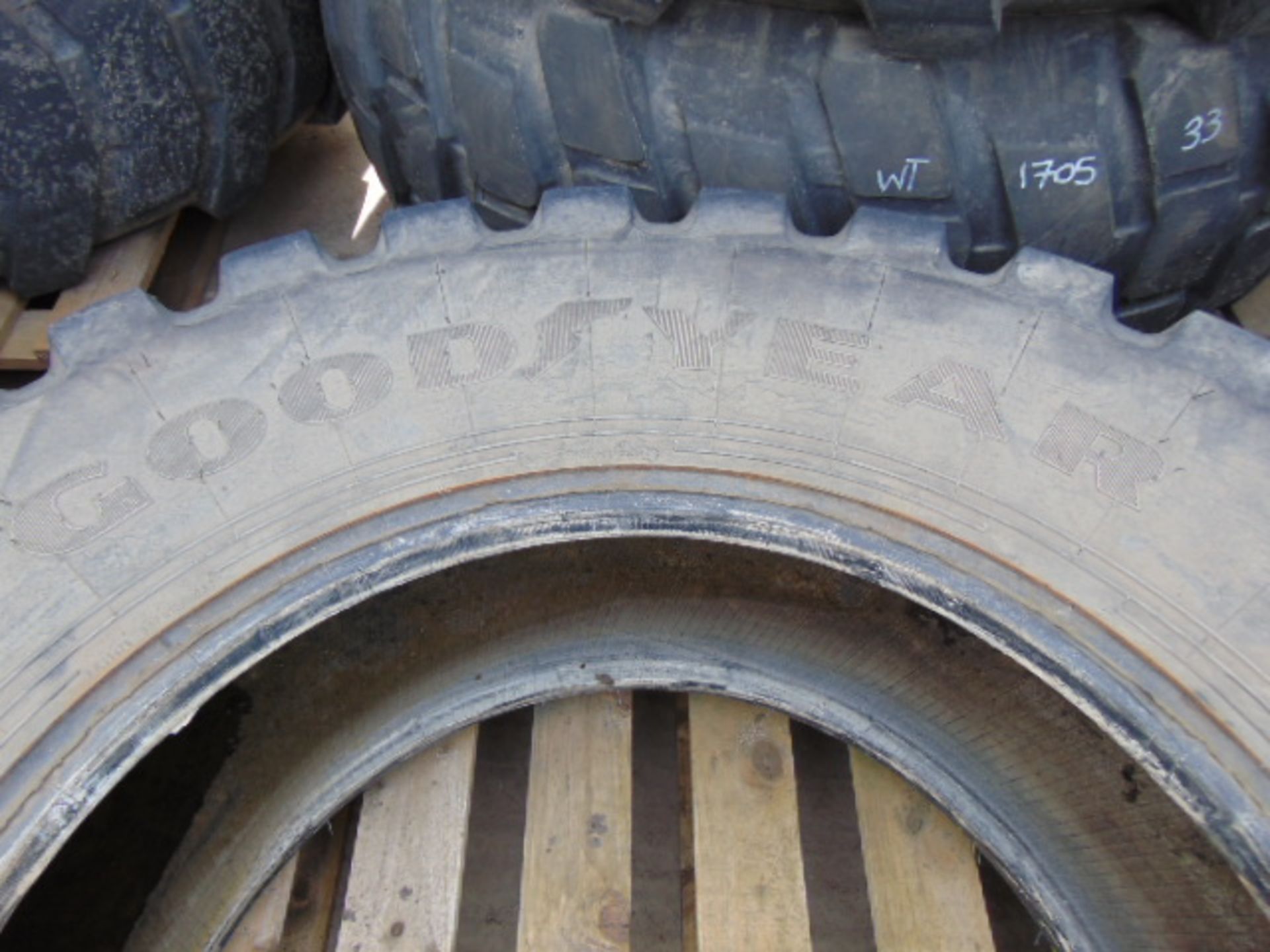 1 x Goodyear IT530 440/80 R28 IND Tyre - Image 3 of 6