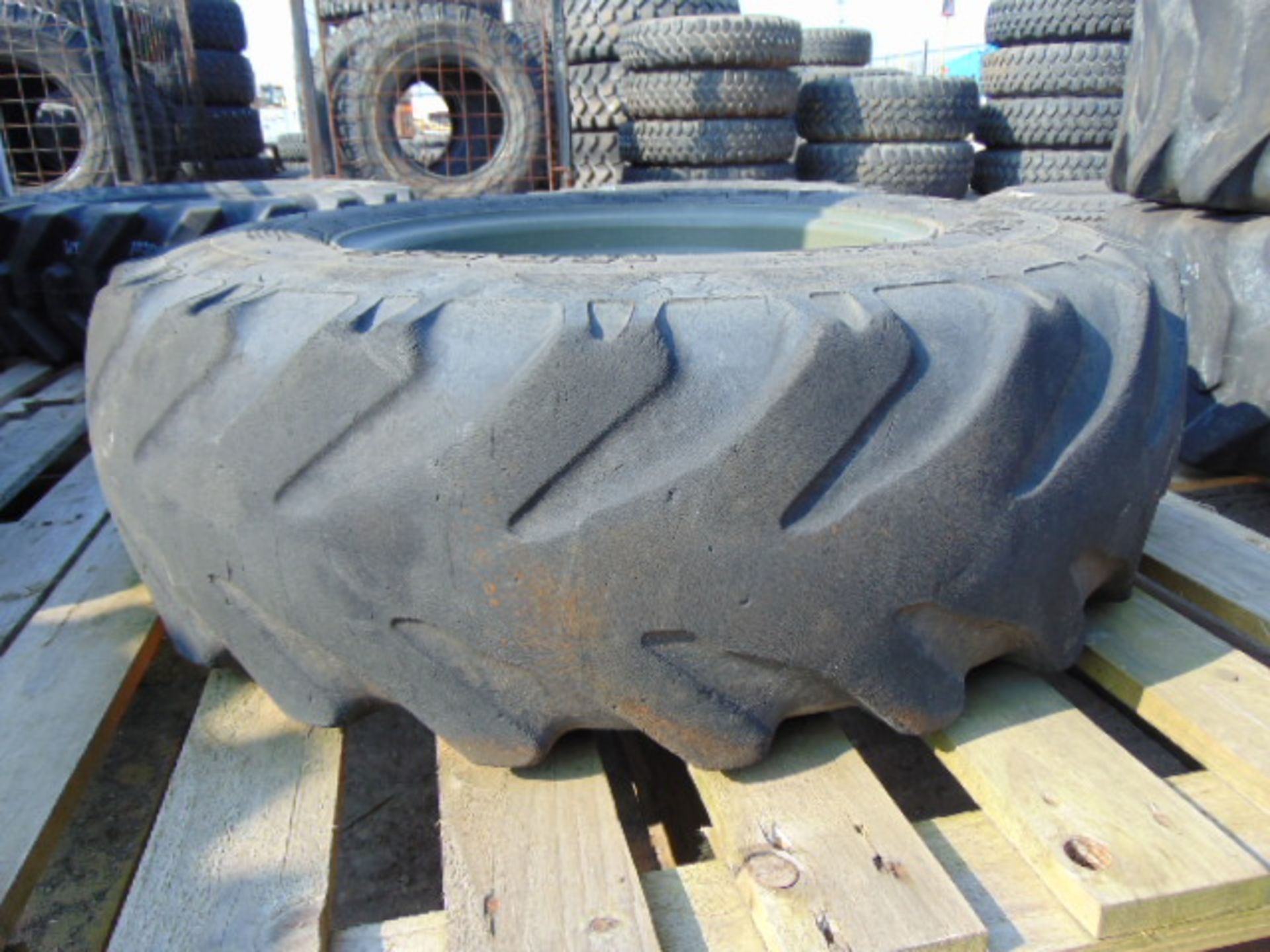 1 x BKT MP567 10.5-18 MPT Tyre complete with 4 stud rim - Image 2 of 6