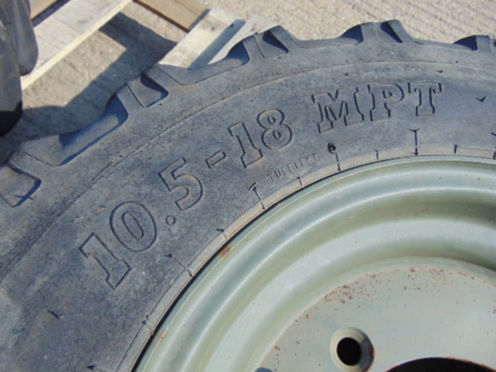 1 x BKT MP567 10.5-18 MPT Tyre complete with 4 stud rim - Image 5 of 6