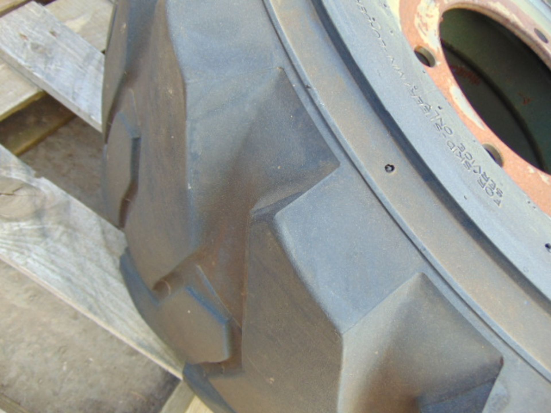 1 x Solideal Xtra-Wall 12-16.5 Tyre with 8 stud rim - Image 3 of 6