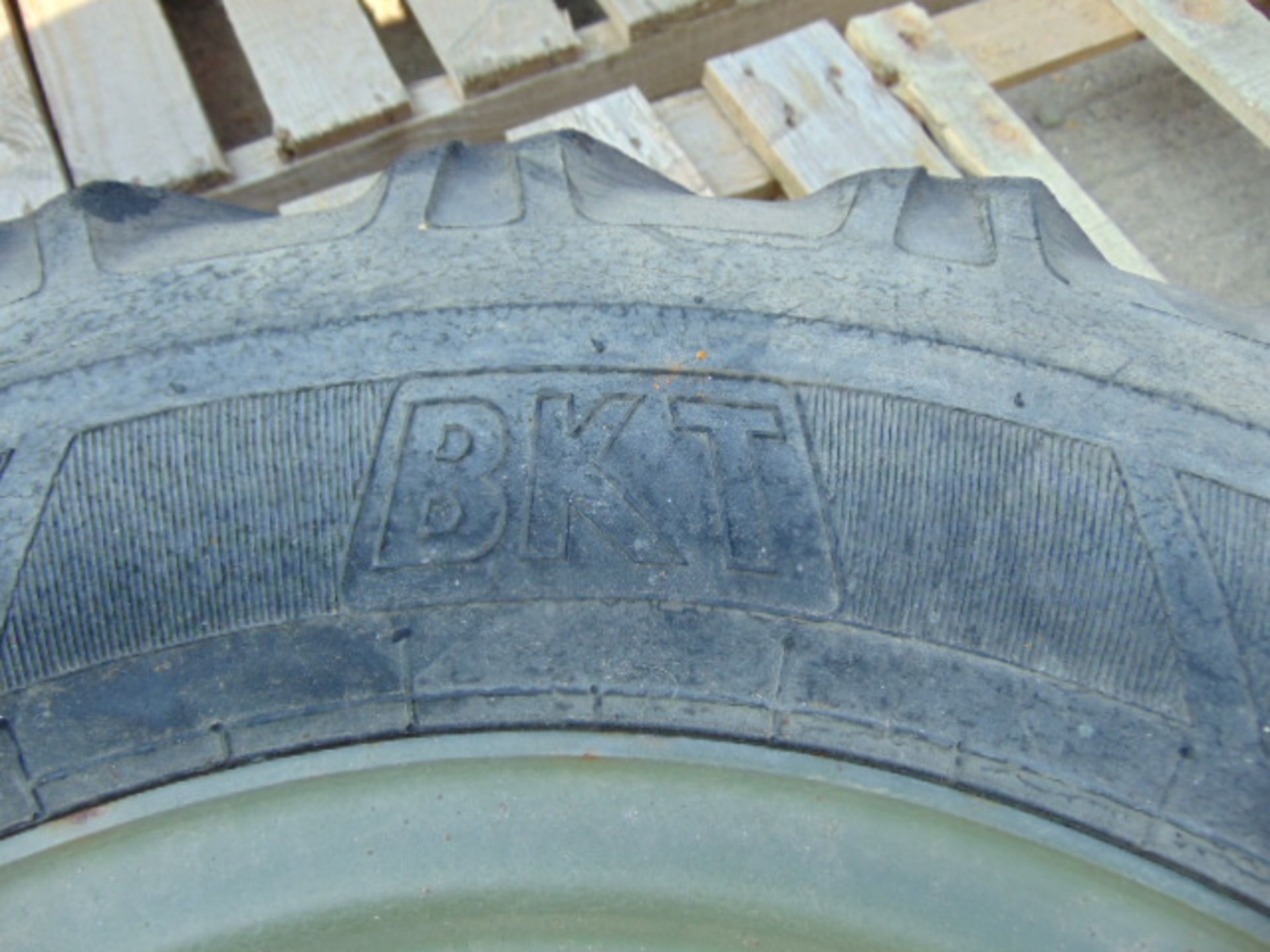 1 x BKT MP567 10.5-18 MPT Tyre complete with 4 stud rim - Image 4 of 6