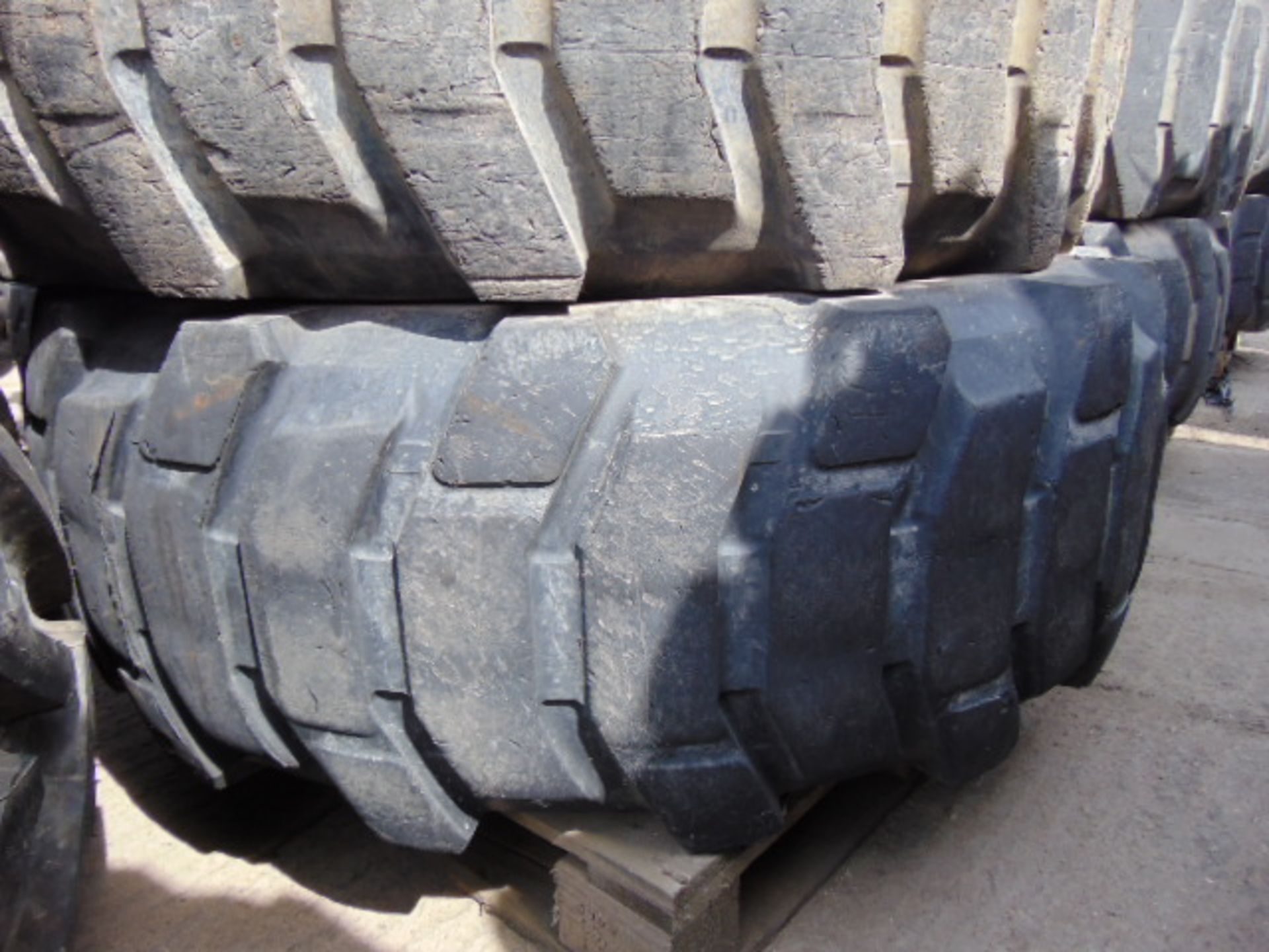 3 x Michelin 20.5 R25 XL 525/80 R25 Tyres - Image 3 of 5