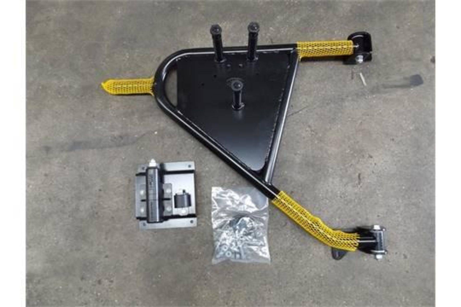 10 x Land Rover Defender Swing Out Spare Wheel Carrier Kits P/No VPLDR0129 - Image 2 of 10