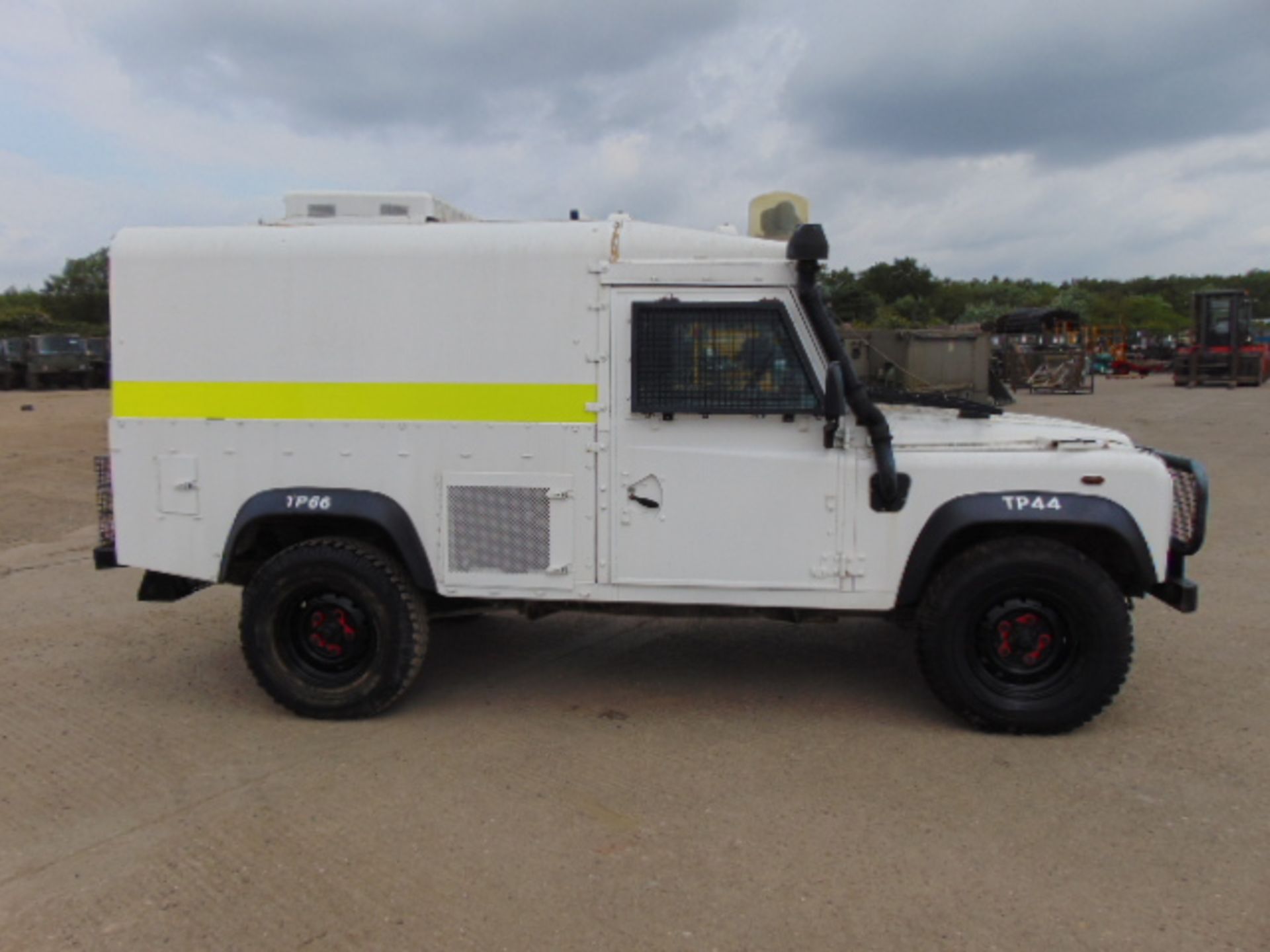 Land Rover 110 300TDi Snatch-2A - Image 5 of 22