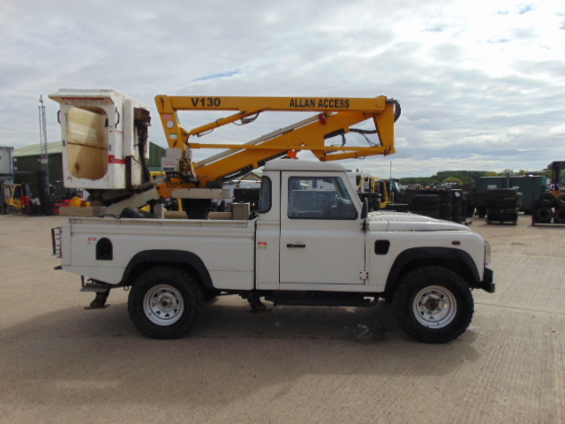 Land Rover 110 2.4TDCi Defender Fitted with V130 13 Metre Platform Access Hoist - Bild 5 aus 22