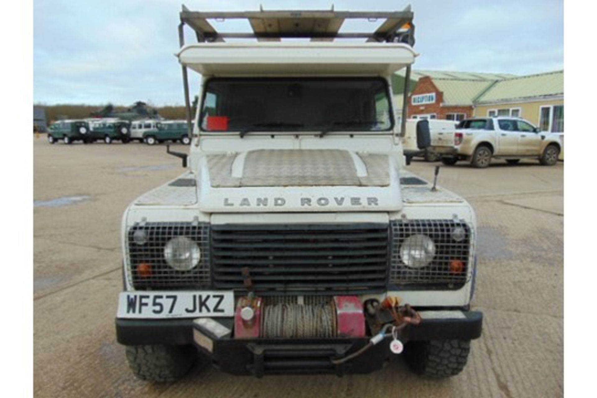 Land Rover Defender 110 Puma Hardtop 4x4 Special Utility (Mobile Workshop) complete with Winch - Bild 2 aus 22