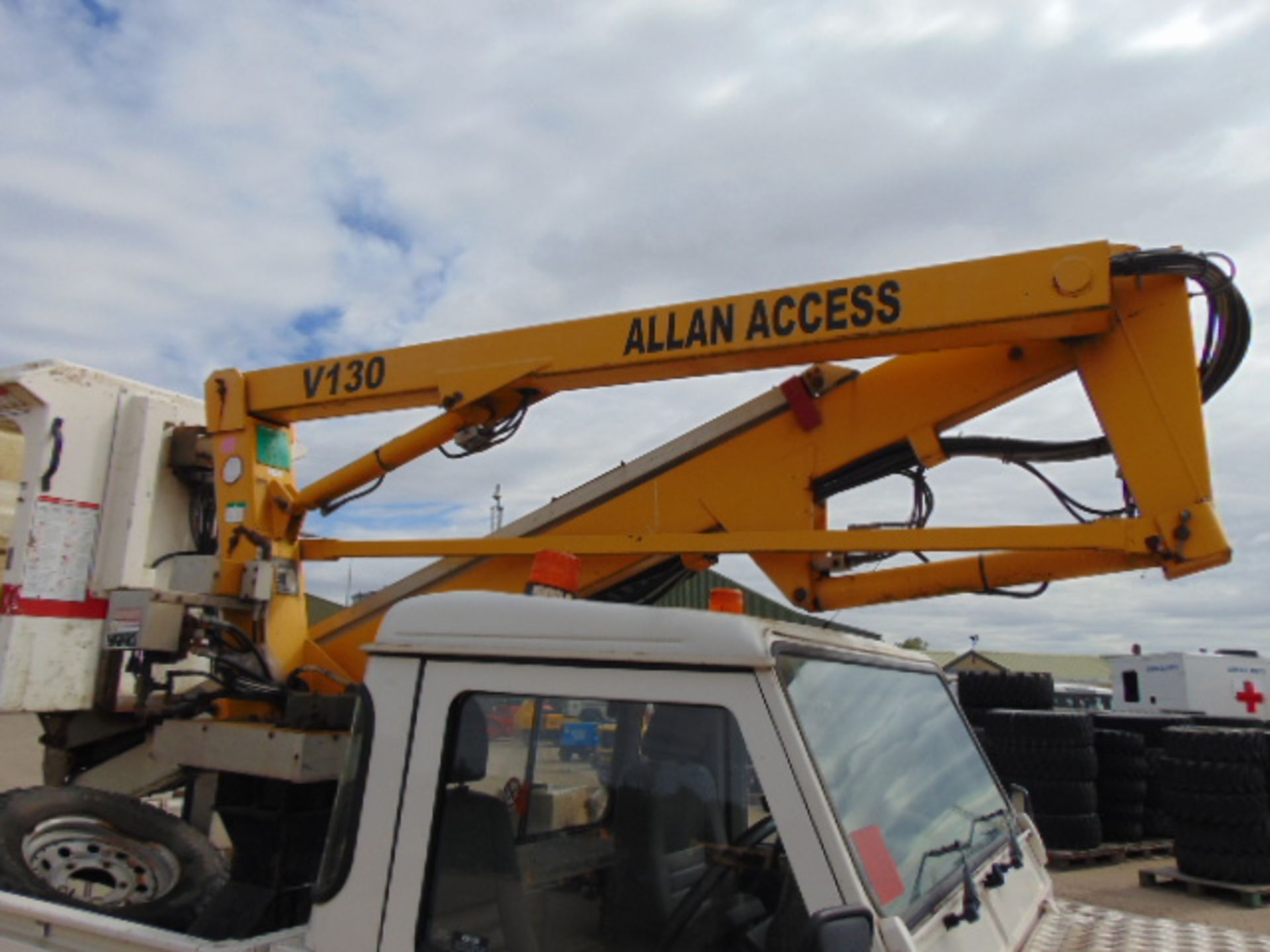 Land Rover 110 2.4TDCi Defender Fitted with V130 13 Metre Platform Access Hoist - Bild 13 aus 22