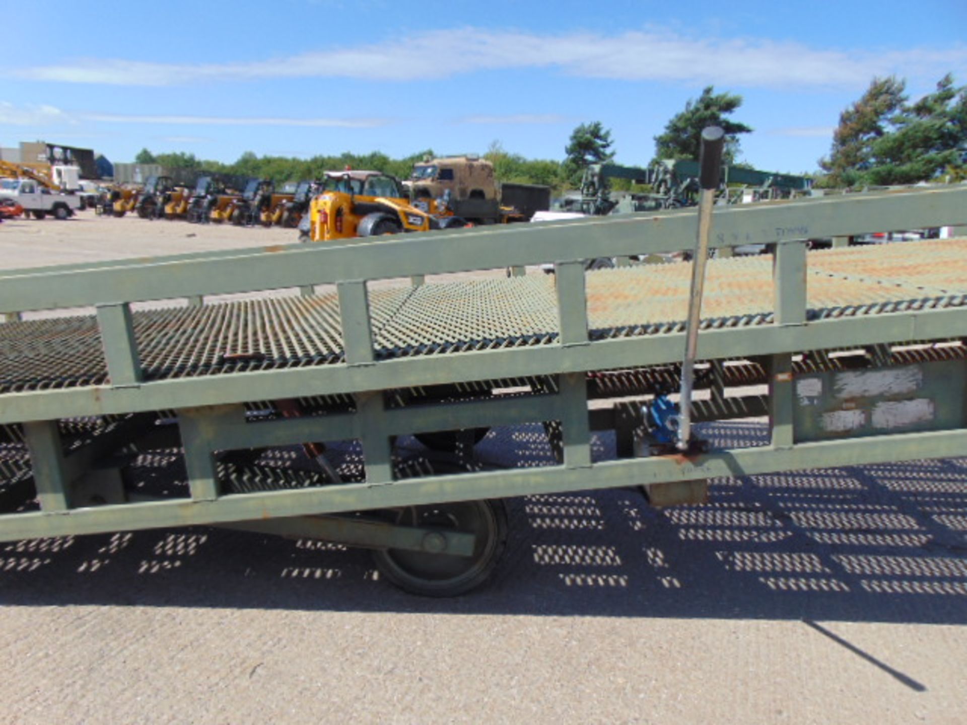 Direct MoD Bicester a 7 Tonne Hydraulic Container Loading Ramp - Image 10 of 16