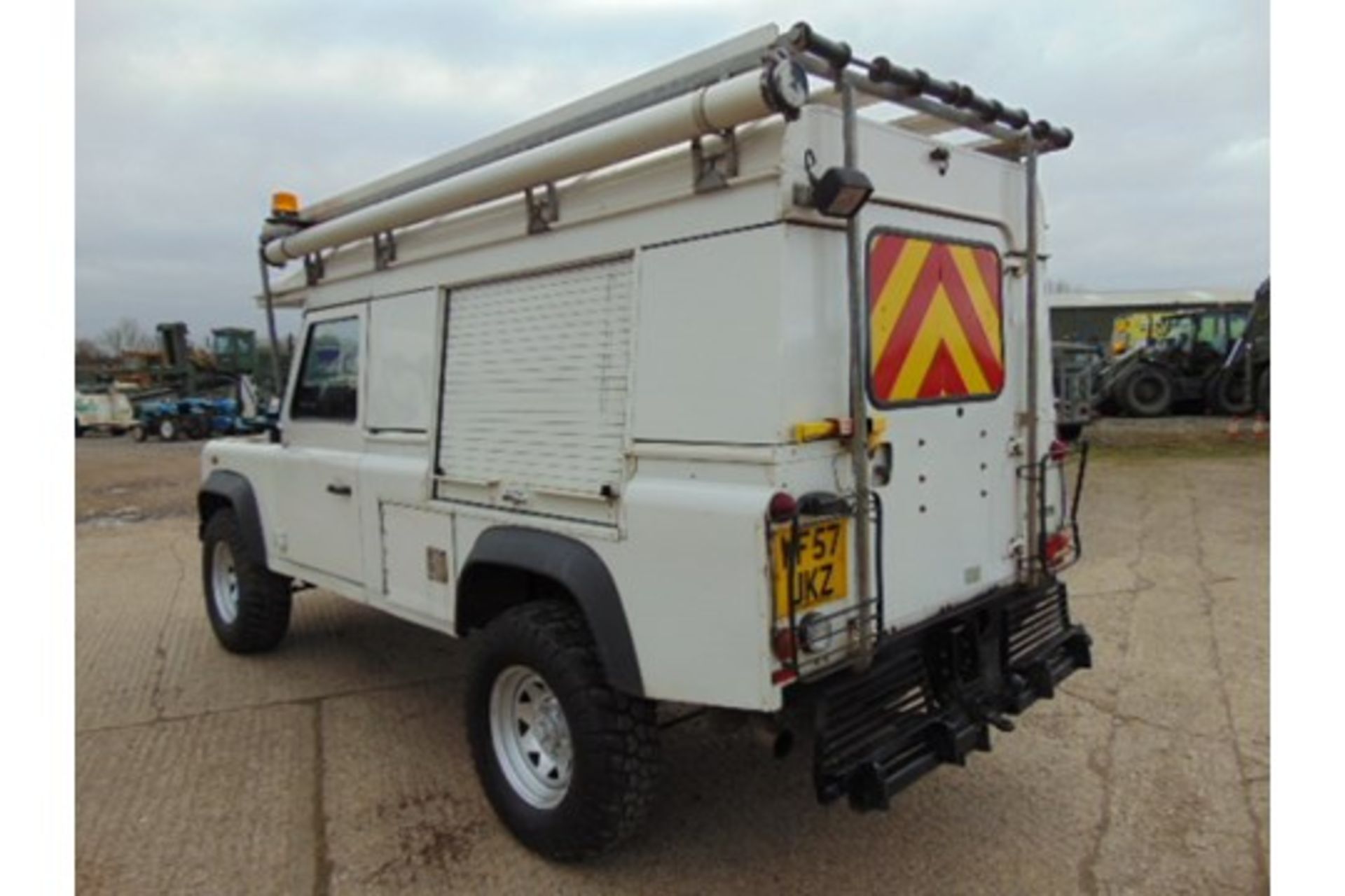 Land Rover Defender 110 Puma Hardtop 4x4 Special Utility (Mobile Workshop) complete with Winch - Bild 8 aus 22