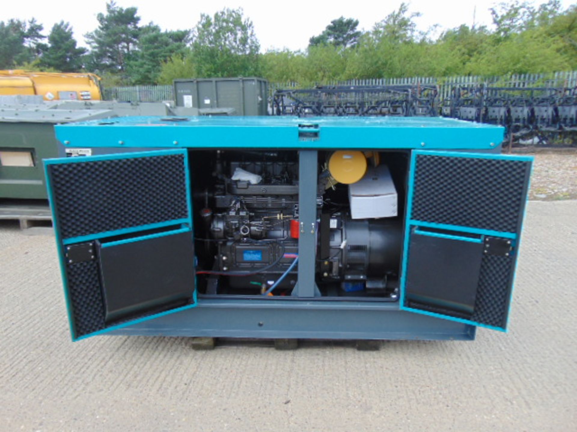 UNISSUED WITH TEST HOURS ONLY 60 KVA 3 Phase Silent Diesel Generator Set - Bild 2 aus 14