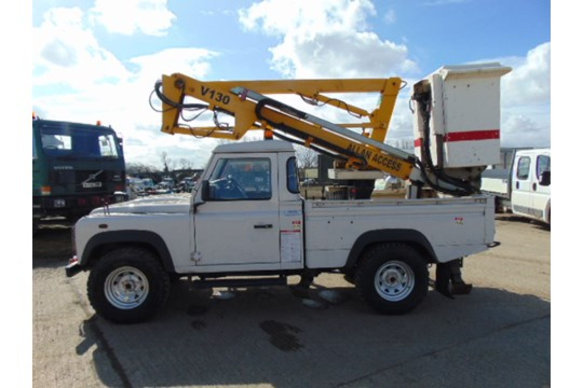 Land Rover 110 2.4TDCi Defender Fitted with V130 13 Metre Platform Access Hoist - Bild 7 aus 29