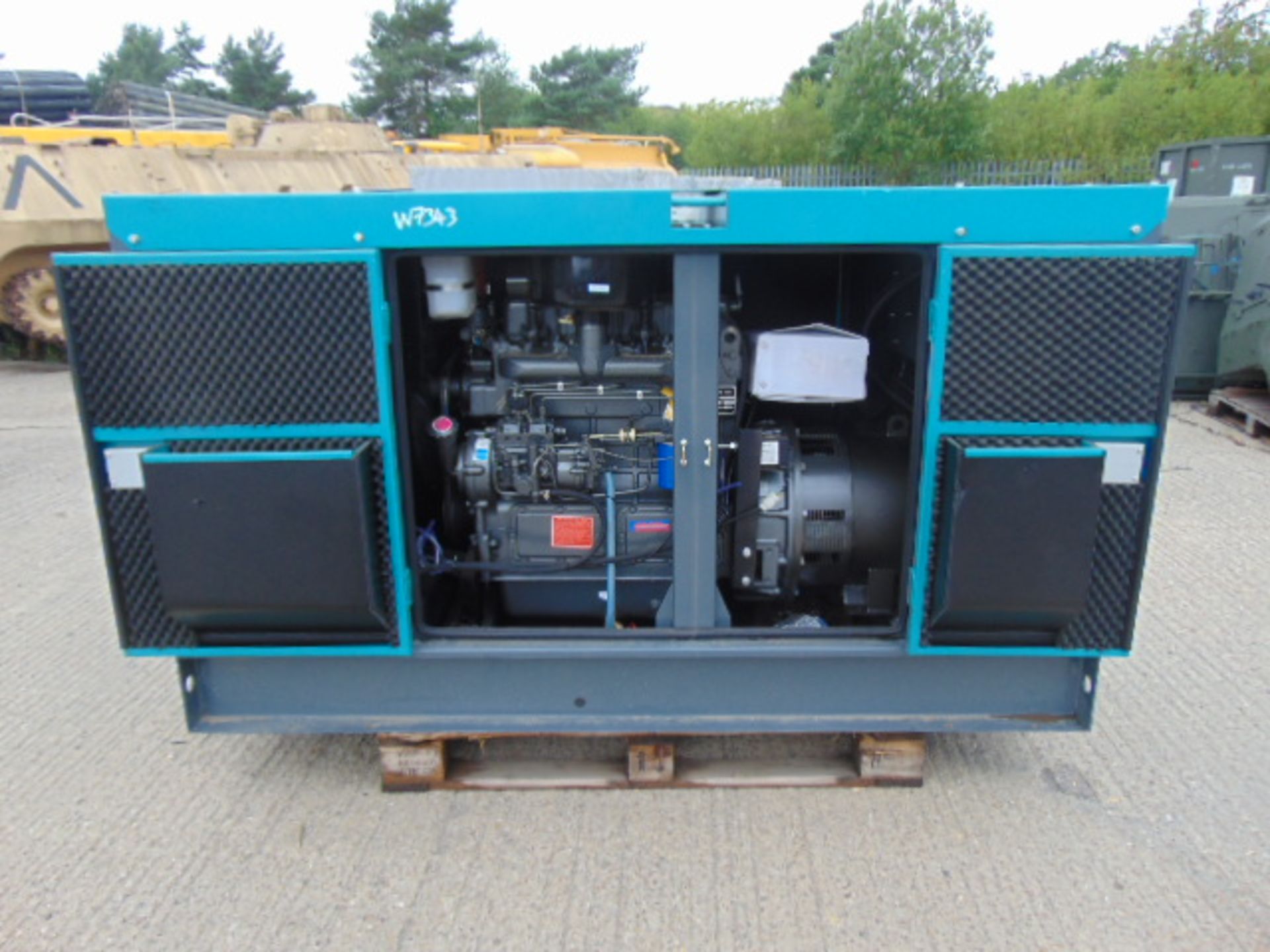 UNISSUED WITH TEST HOURS ONLY 30 KVA 3 Phase Silent Diesel Generator Set - Bild 2 aus 16