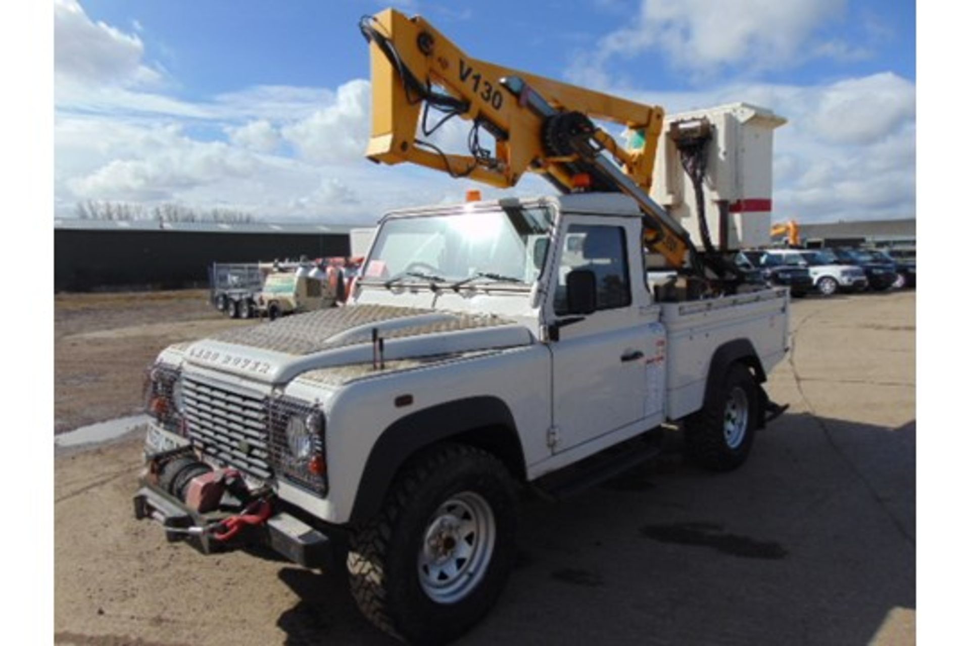 Land Rover 110 2.4TDCi Defender Fitted with V130 13 Metre Platform Access Hoist - Bild 6 aus 29