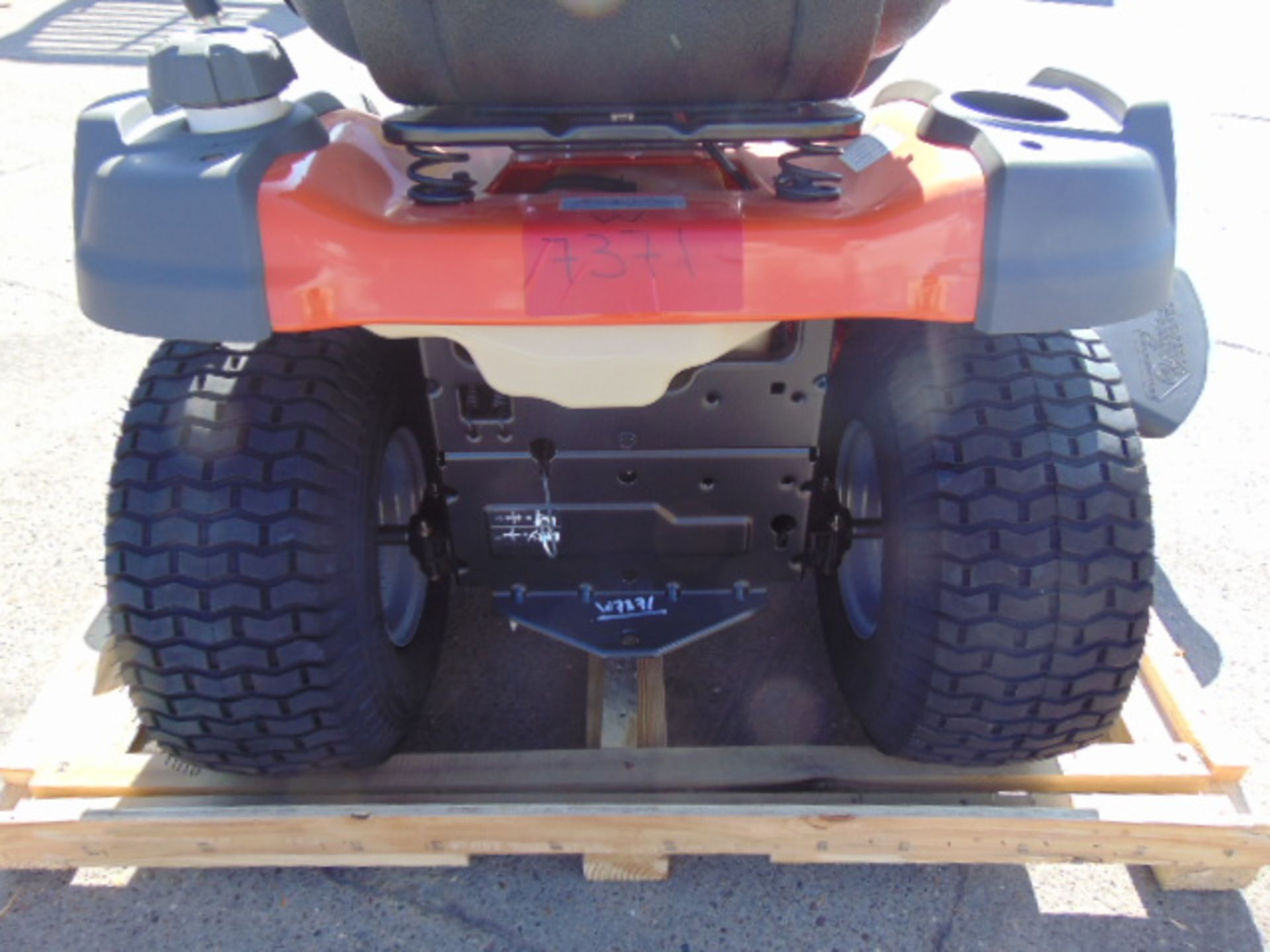 Unissued Husqvarna YTA24V48 24-HP V-twin Automatic 46-in Ride On Lawn Tractor - Bild 16 aus 24