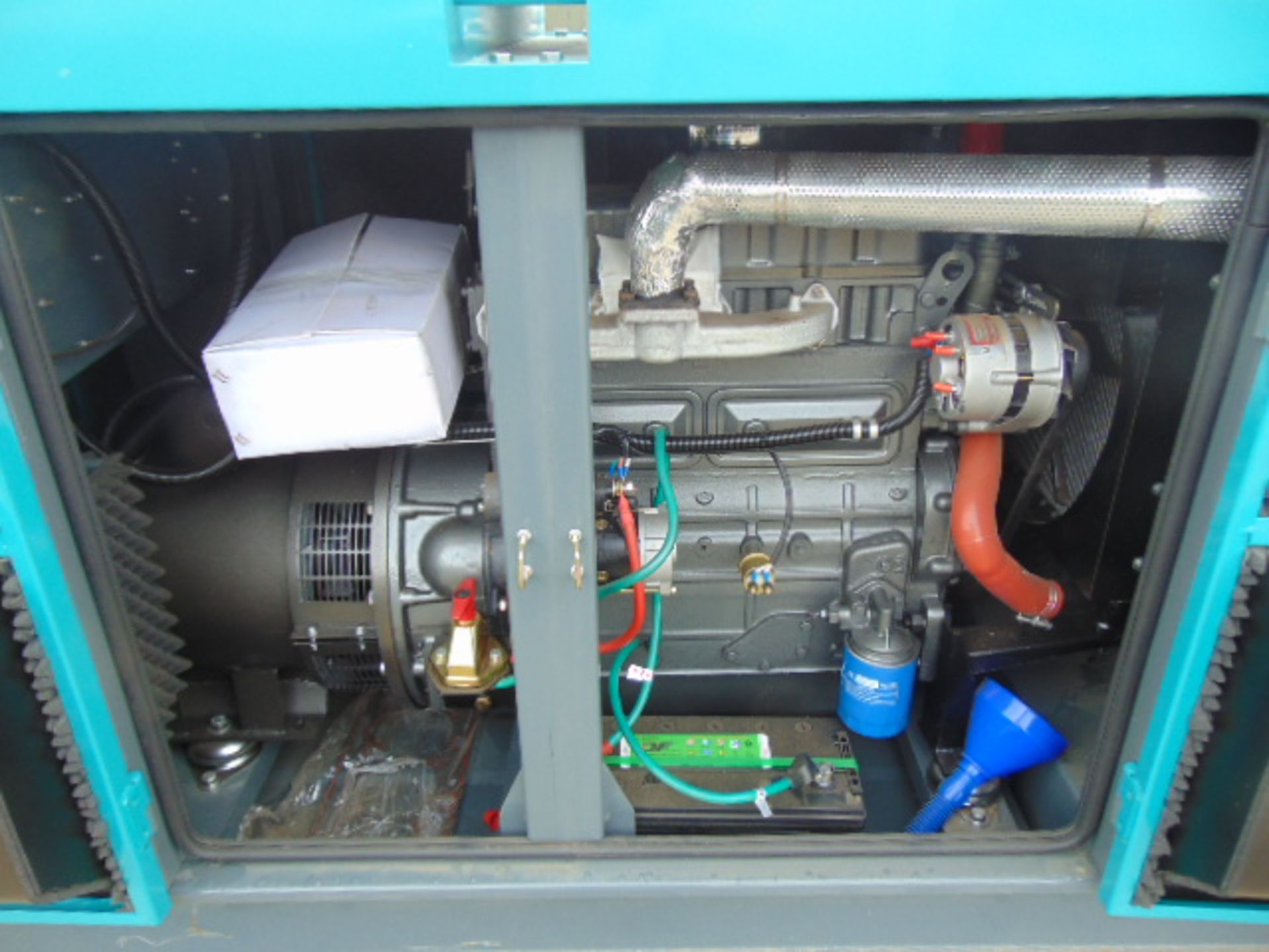 UNISSUED WITH TEST HOURS ONLY 30 KVA 3 Phase Silent Diesel Generator Set - Bild 8 aus 16