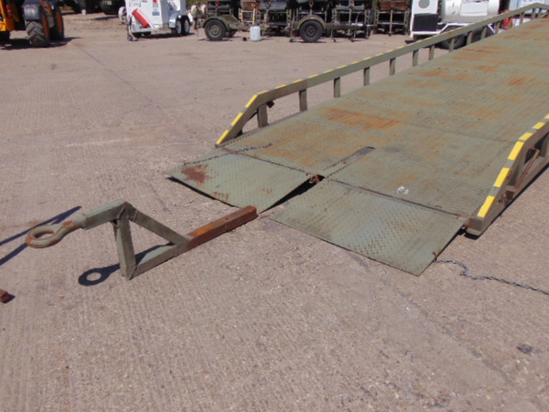 Direct MoD Bicester a 7 Tonne Hydraulic Container Loading Ramp - Image 3 of 16