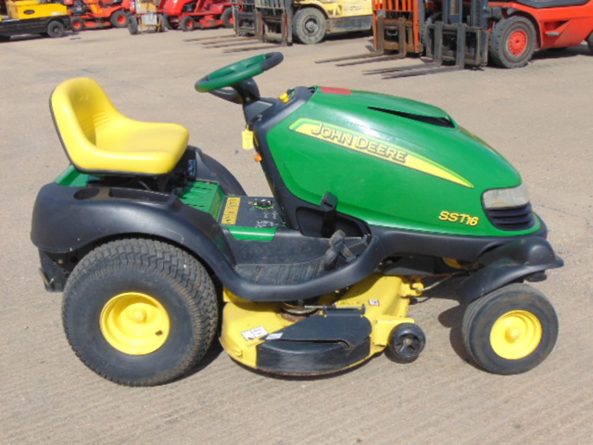 John Deere SST16 Spin Steer Ride On Mower - Image 5 of 17