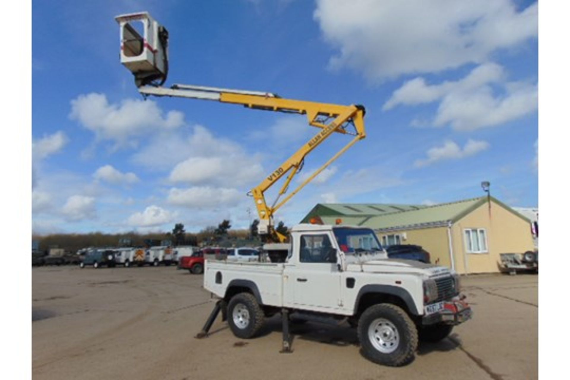 Land Rover 110 2.4TDCi Defender Fitted with V130 13 Metre Platform Access Hoist - Bild 2 aus 29